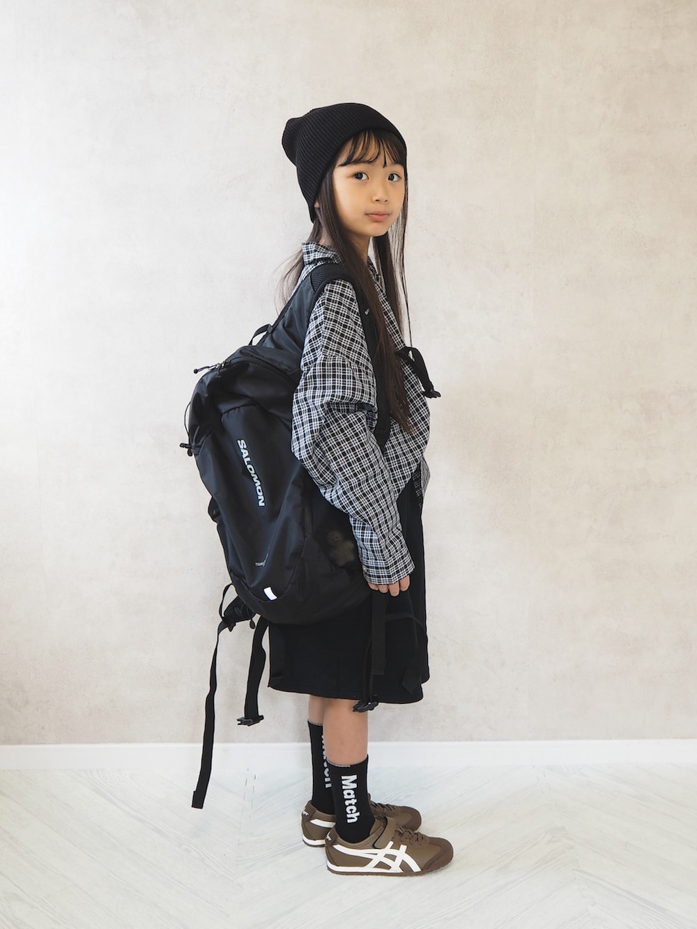 ブラック系のその他パンツ、ブラック系のシャツ/ブラウス、ブラウン系のスニーカーを着用したキッズの秋コーディネートの3枚目の写真