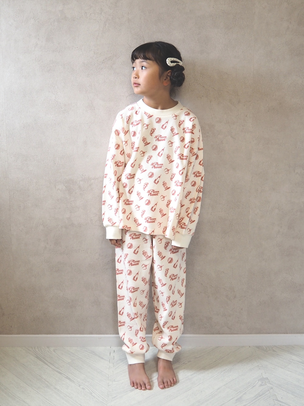 ホワイト系のTシャツ/カットソー、ホワイト系のヘアピンを着用したキッズの秋コーディネートの2枚目の写真