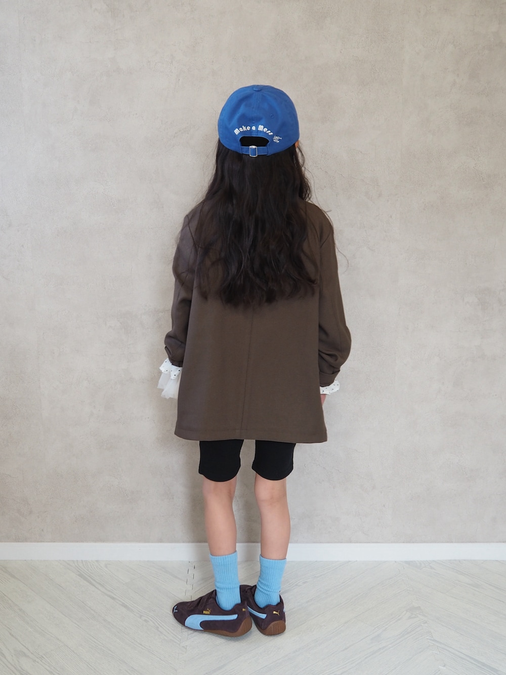 ホワイト系のシャツ/ブラウス、ホワイト系のTシャツ/カットソー、ブラウン系のテーラードジャケットを着用したキッズの春コーディネートの5枚目の写真