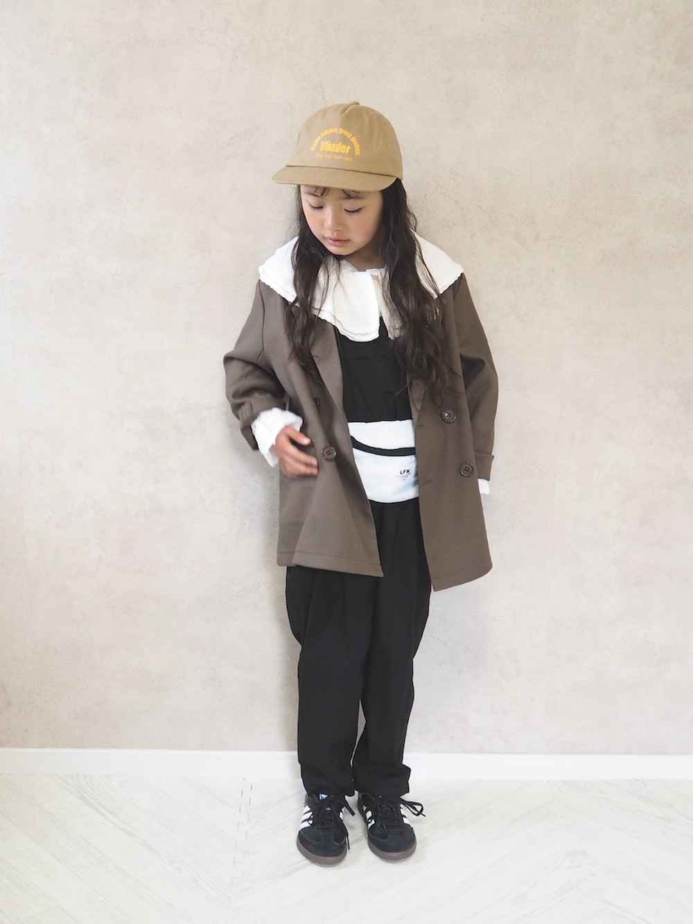 ホワイト系のシャツ/ブラウス、ブラック系のTシャツ/カットソー、ブラウン系のテーラードジャケットを着用したキッズの春コーディネートの2枚目の写真