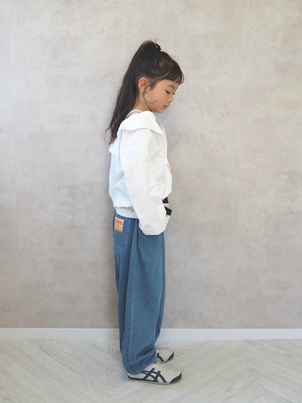 ホワイト系のシャツ/ブラウス、ホワイト系のタンクトップ、ブルー系のデニムパンツを着用したキッズの春コーディネートの4枚目の写真