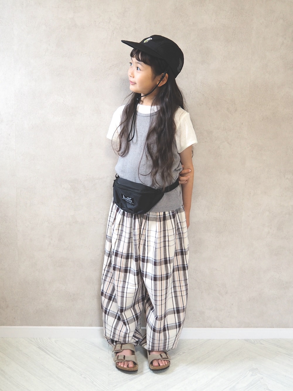 ホワイト系のTシャツ/カットソー、ベージュ系のその他パンツ、ベージュ系のサンダルを着用したキッズの夏コーディネートの4枚目の写真