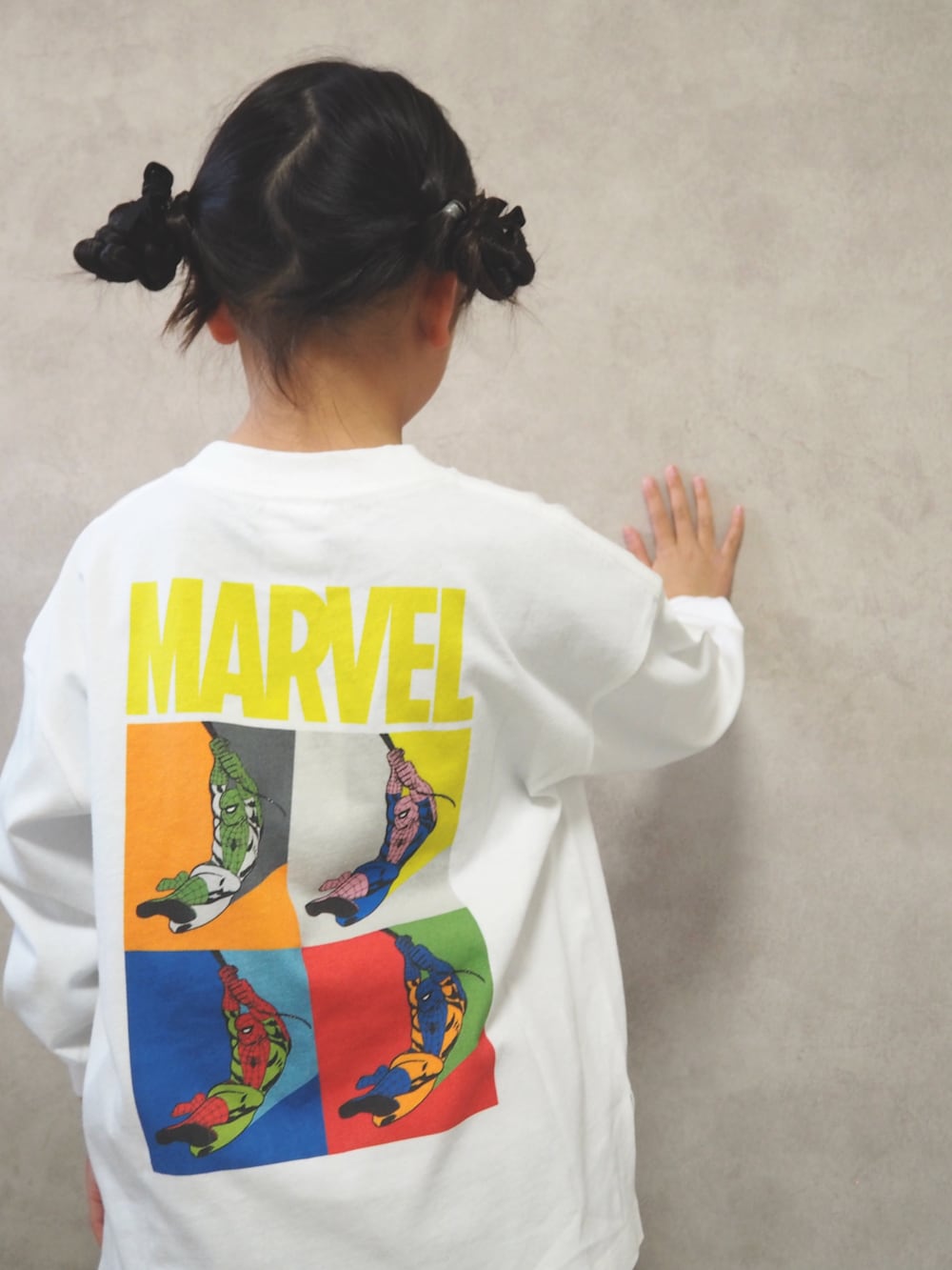 ベージュ系のスカート、ホワイト系のTシャツ/カットソー、ホワイト系のスニーカーを着用したキッズの冬コーディネートの4枚目の写真