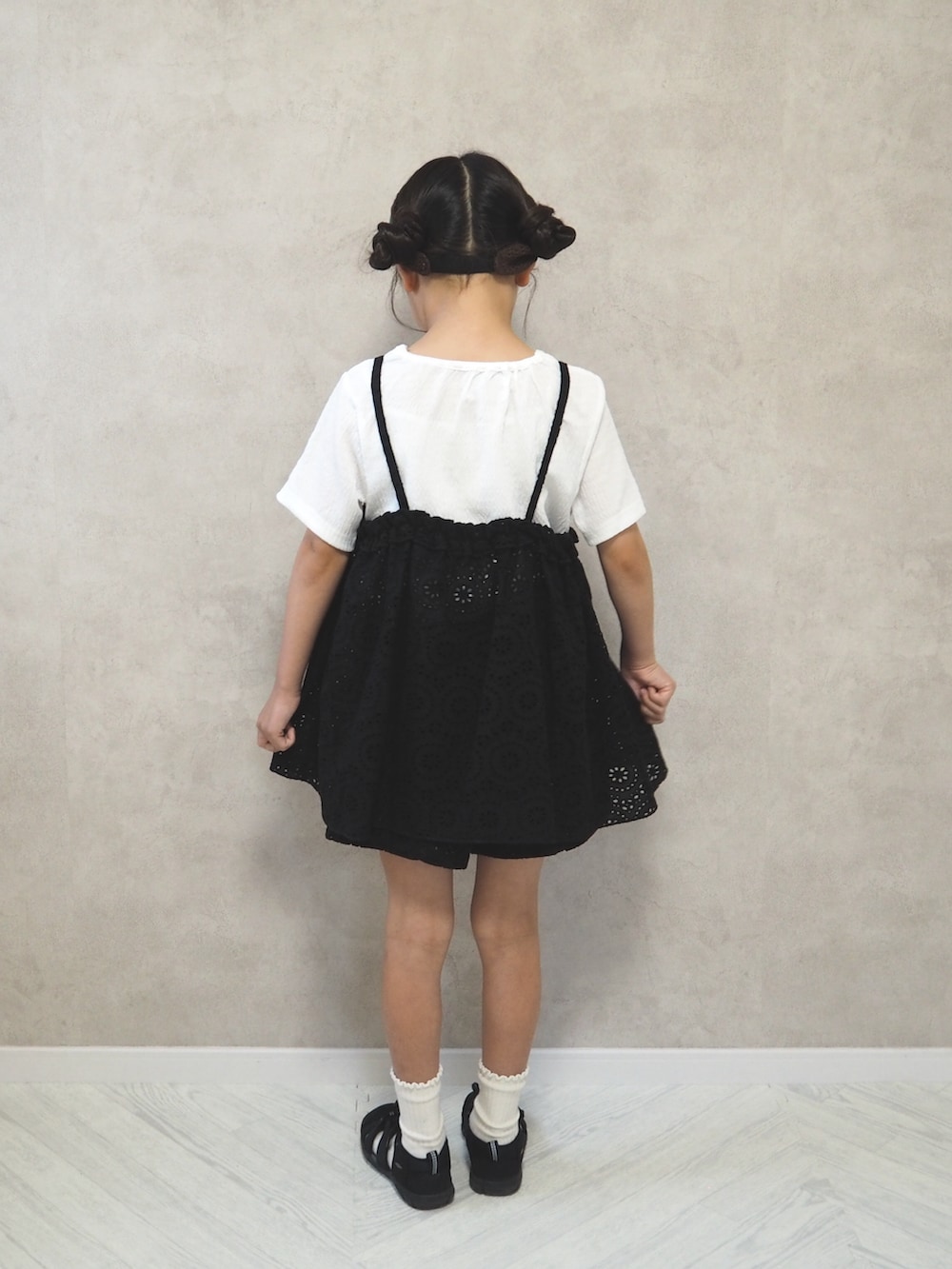 ブラック系のTシャツ/カットソー、ブラック系のその他パンツ、ブラック系のサンダルを着用したキッズの夏コーディネートの4枚目の写真