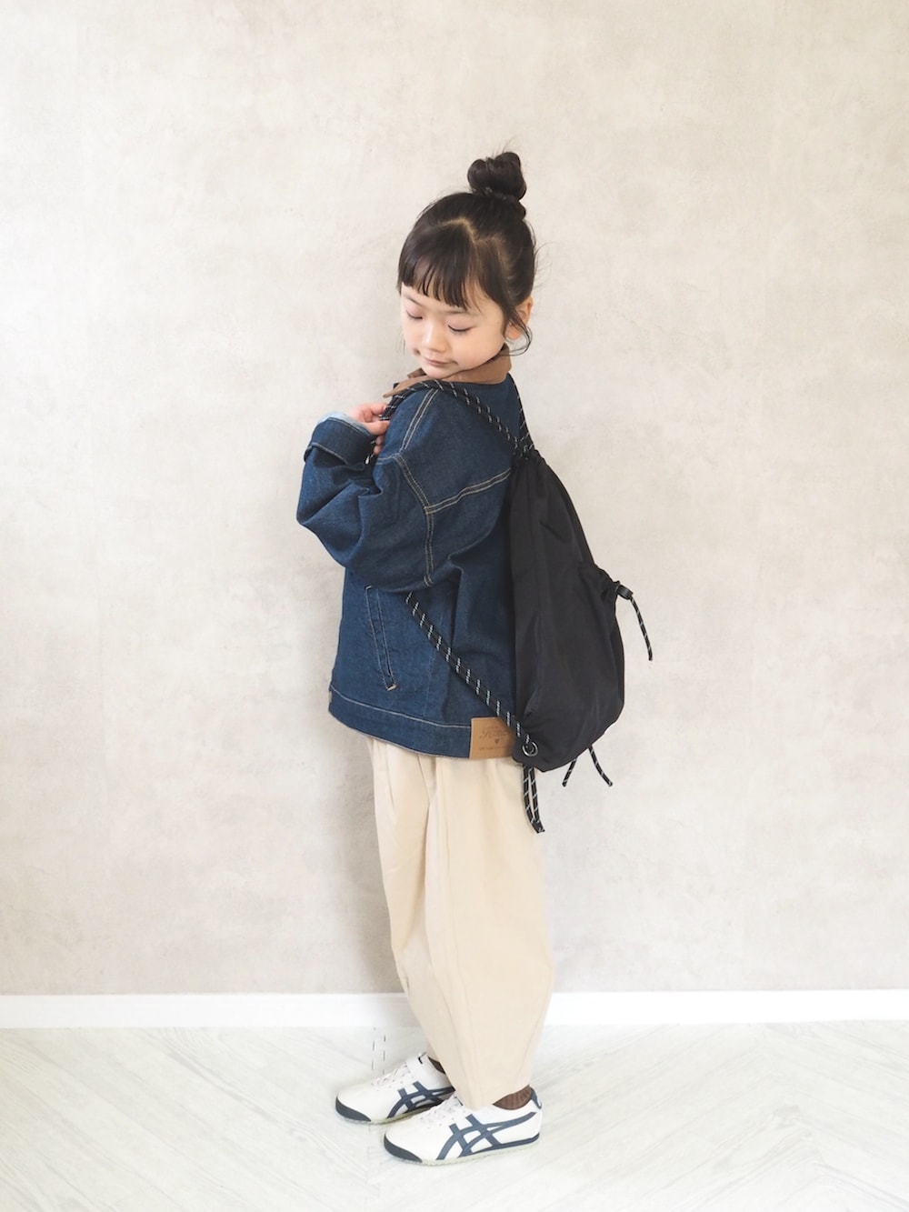 その他のTシャツ/カットソー、ブルー系のデニムジャケット、ベージュ系のその他パンツを着用したキッズの春コーディネートの4枚目の写真