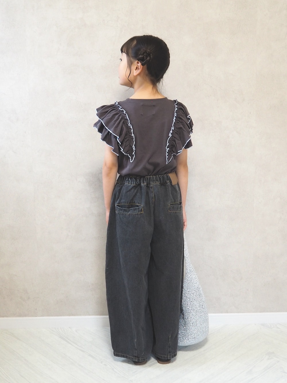 グレー系のTシャツ/カットソー、ブラック系のデニムパンツ、シルバー系のショルダーバッグを着用したキッズの夏コーディネートの4枚目の写真