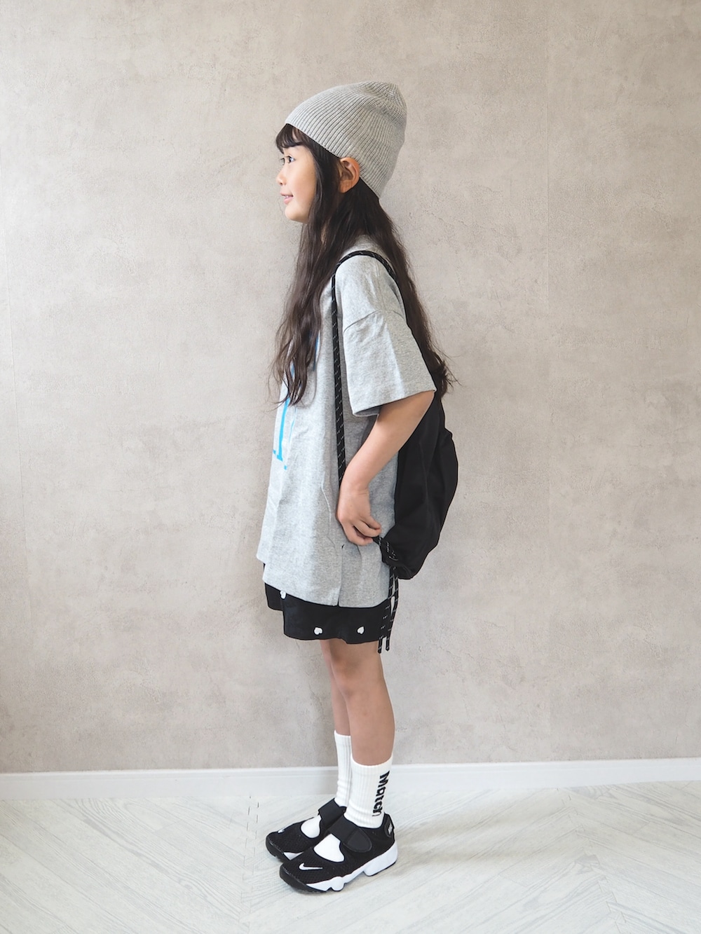 グレー系のTシャツ/カットソー、ブラック系のその他パンツ、ブラック系のスニーカーを着用したキッズの夏コーディネートの3枚目の写真