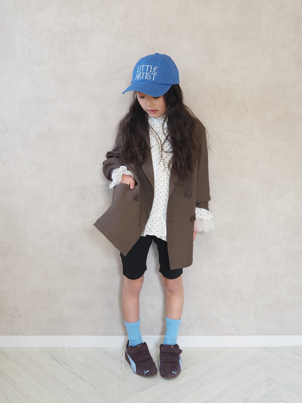 ホワイト系のシャツ/ブラウス、ホワイト系のTシャツ/カットソー、ブラウン系のテーラードジャケットを着用したキッズの春コーディネートの4枚目の写真