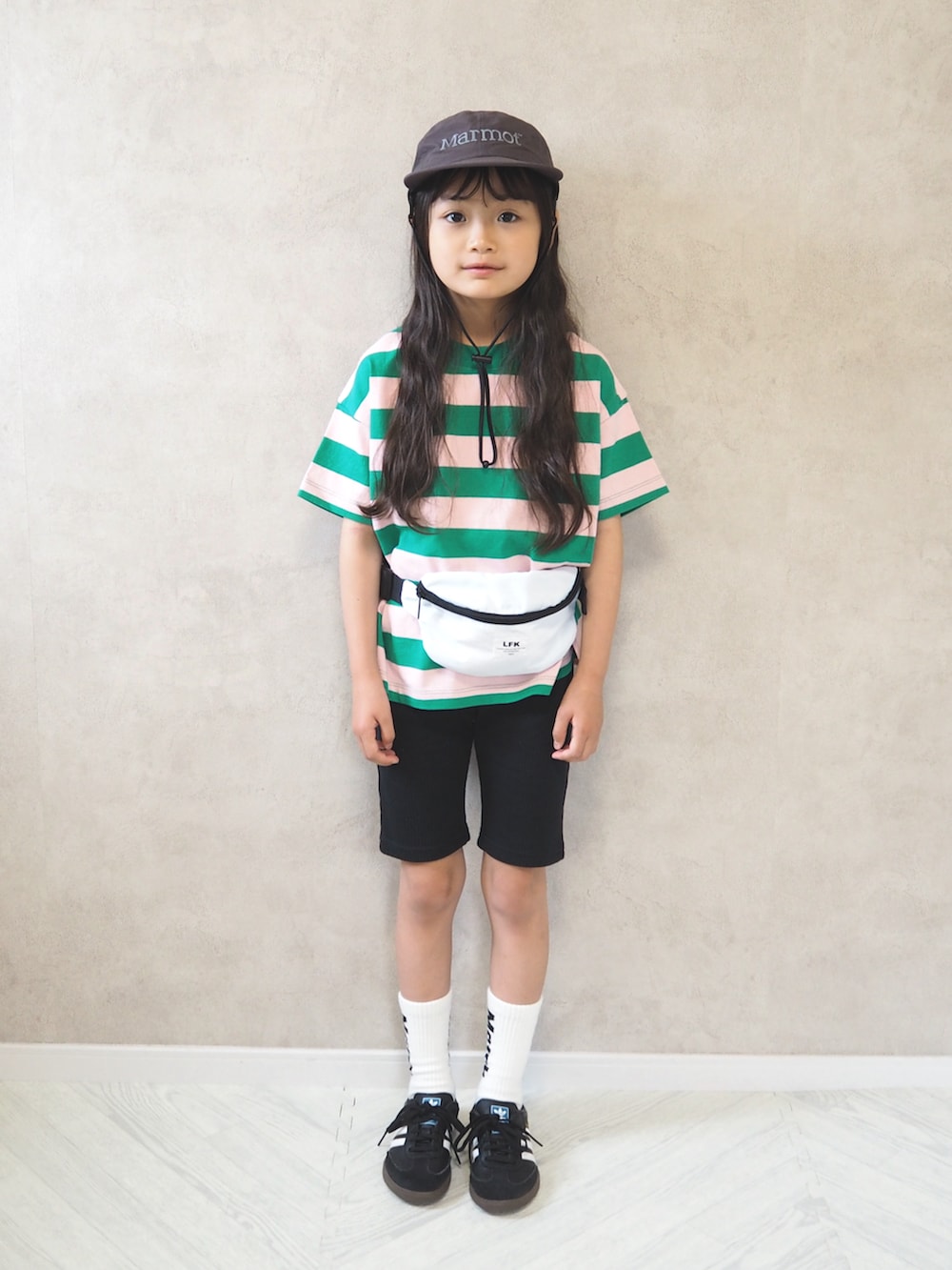 ホワイト系のボディバッグ/ウエストポーチ、ブラック系のスニーカー、グリーン系のTシャツ/カットソーを着用したキッズの夏コーディネートの2枚目の写真