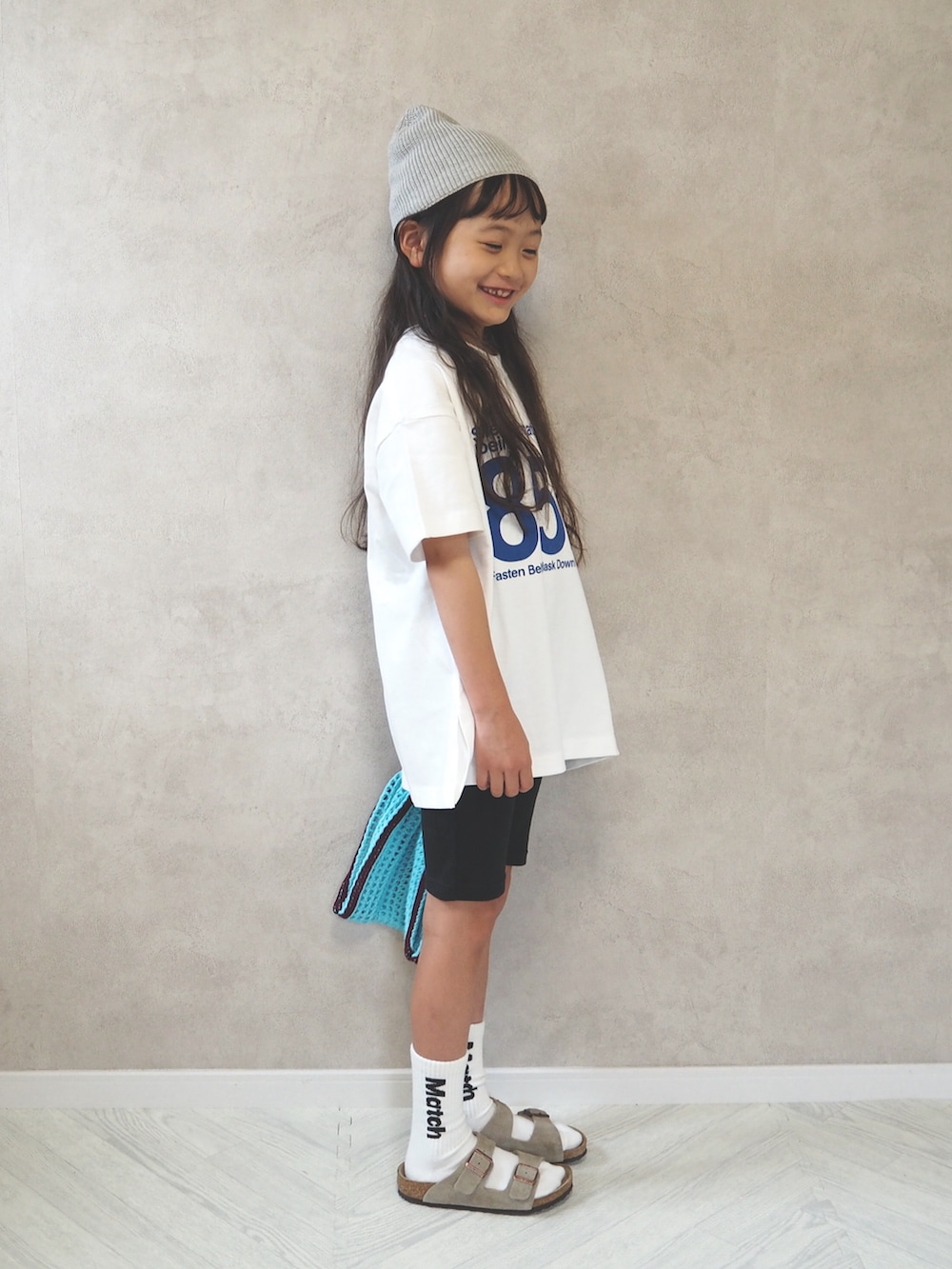 ホワイト系のTシャツ/カットソー、ブルー系のショルダーバッグ、ベージュ系のサンダルを着用したキッズの夏コーディネートの4枚目の写真