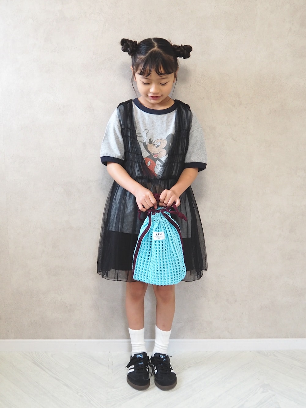 グレー系のTシャツ/カットソー、グレー系のその他パンツ、ブルー系のショルダーバッグを着用したキッズの夏コーディネートの2枚目の写真