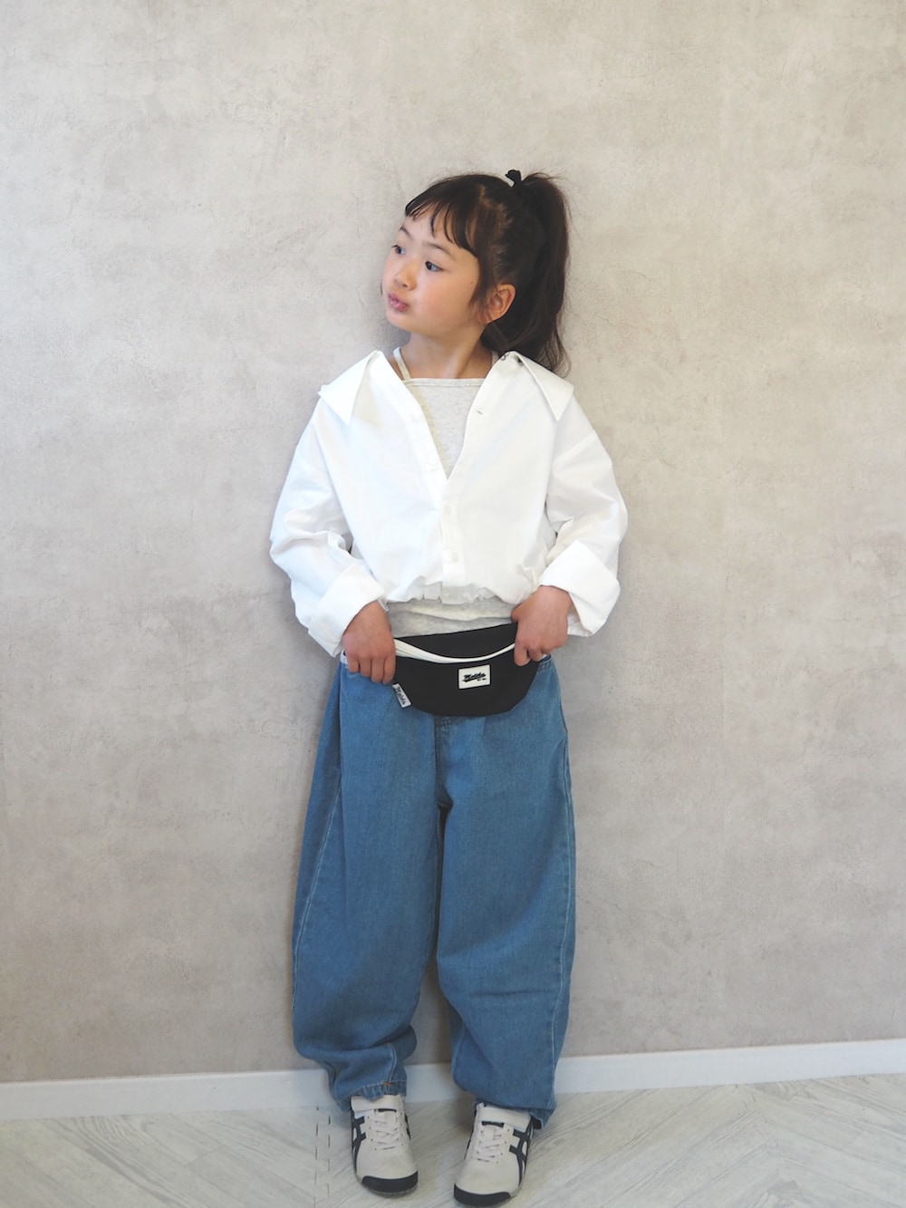 ホワイト系のシャツ/ブラウス、ホワイト系のタンクトップ、ブルー系のデニムパンツを着用したキッズの春コーディネートの2枚目の写真
