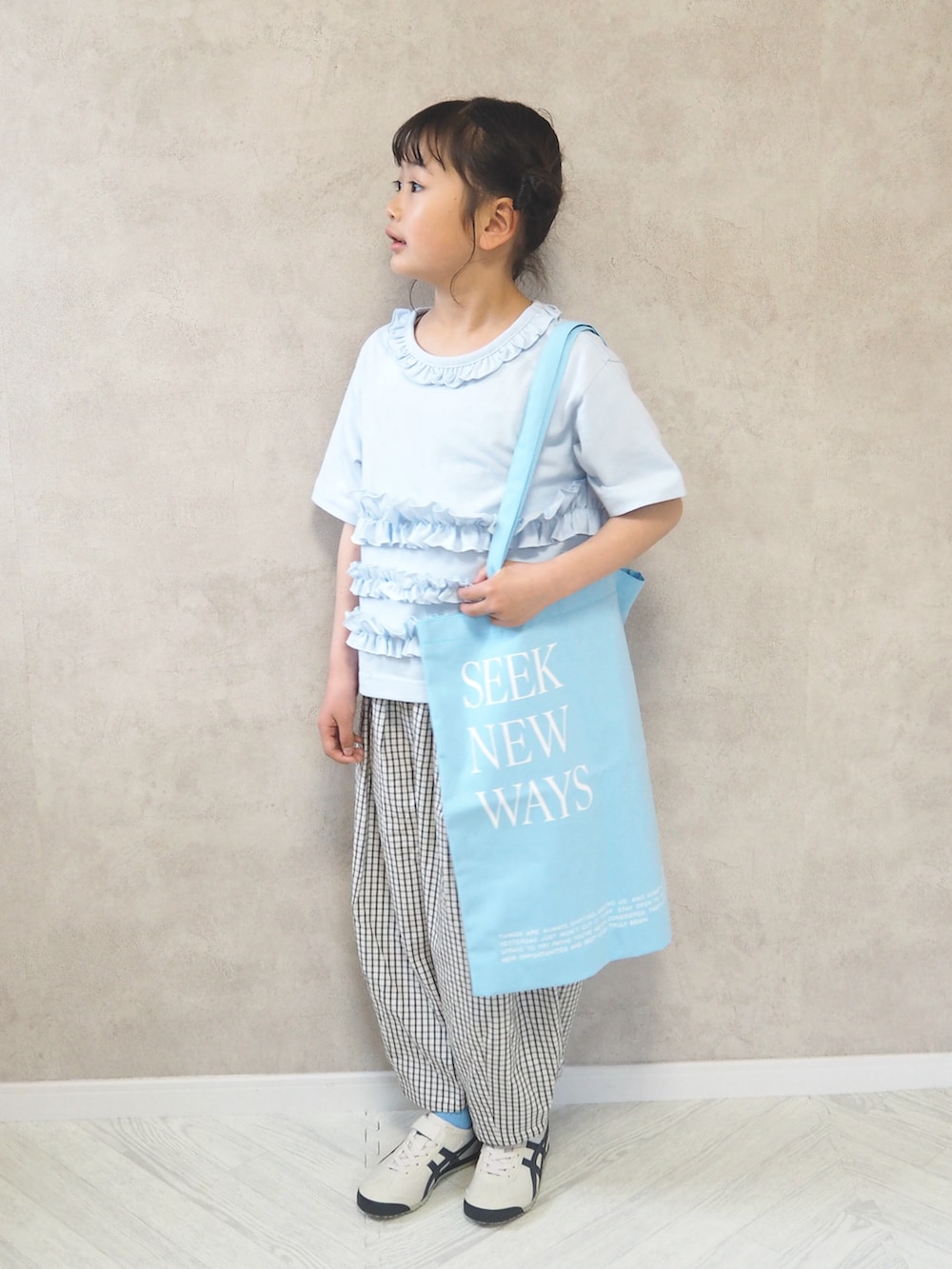 ブルー系のTシャツ/カットソー、ホワイト系のその他パンツ、ホワイト系のスニーカーを着用したキッズの春コーディネートの3枚目の写真