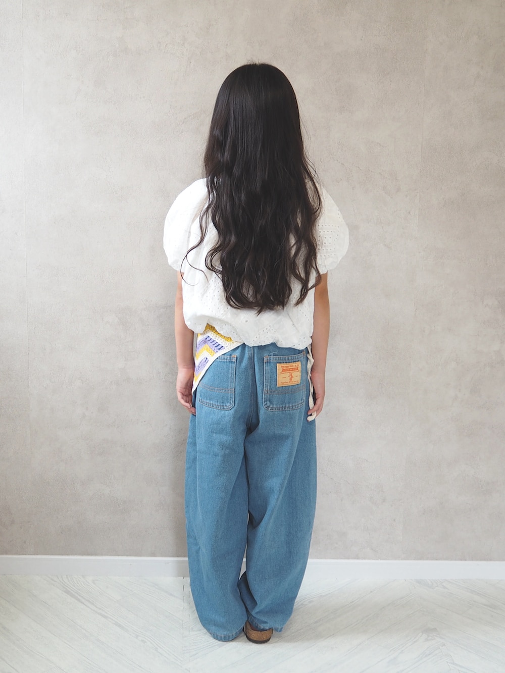 ホワイト系のシャツ/ブラウス、ブルー系のデニムパンツ、ベージュ系のサンダルを着用したキッズの夏コーディネートの5枚目の写真