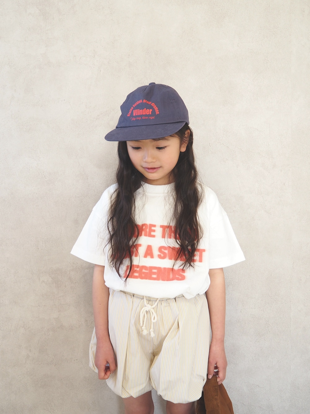 ブラック系のスニーカー、ホワイト系のTシャツ/カットソー、ベージュ系のその他パンツを着用したキッズの春コーディネートの5枚目の写真