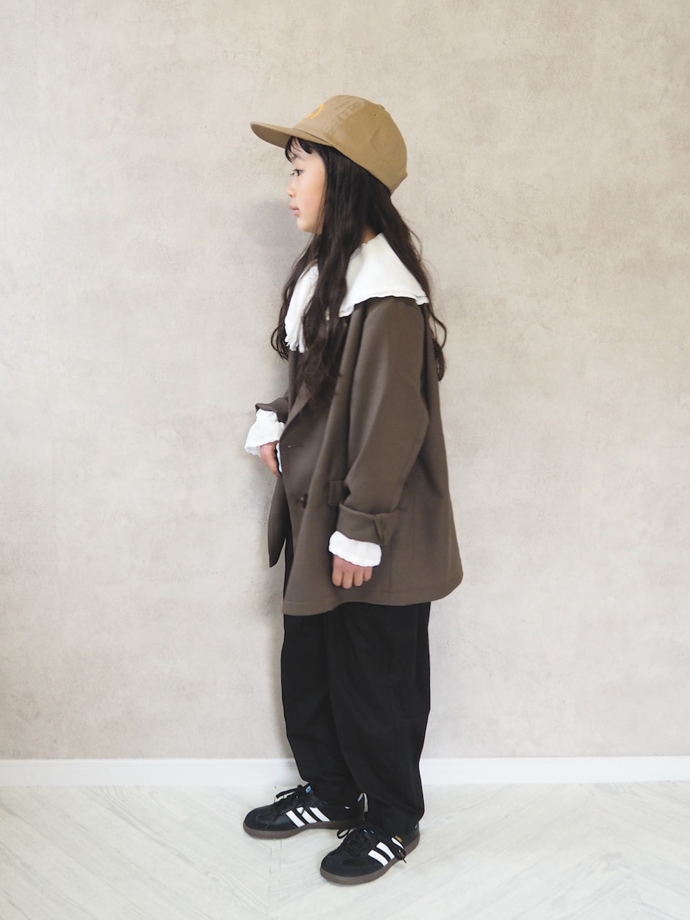 ホワイト系のシャツ/ブラウス、ブラック系のTシャツ/カットソー、ブラウン系のテーラードジャケットを着用したキッズの春コーディネートの4枚目の写真