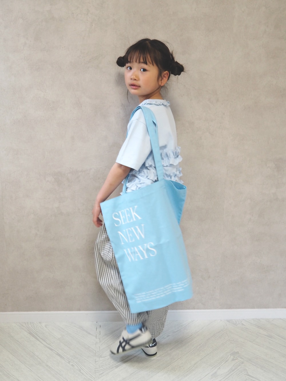 ブルー系のTシャツ/カットソー、ホワイト系のその他パンツ、ホワイト系のスニーカーを着用したキッズの春コーディネートの2枚目の写真