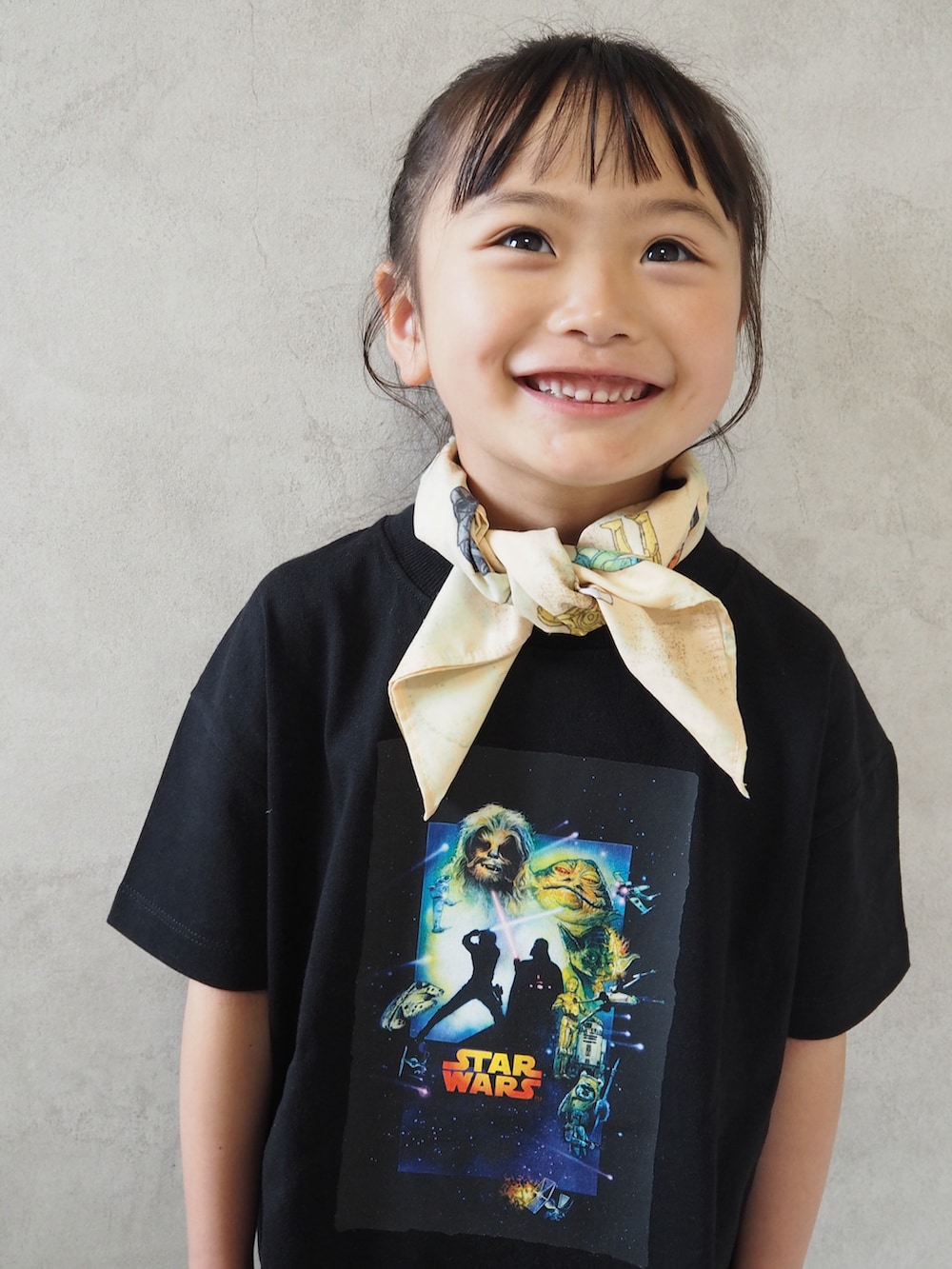 ブラック系のスニーカー、ブラック系のTシャツ/カットソー、ホワイト系のその他パンツを着用したキッズの春コーディネートの3枚目の写真