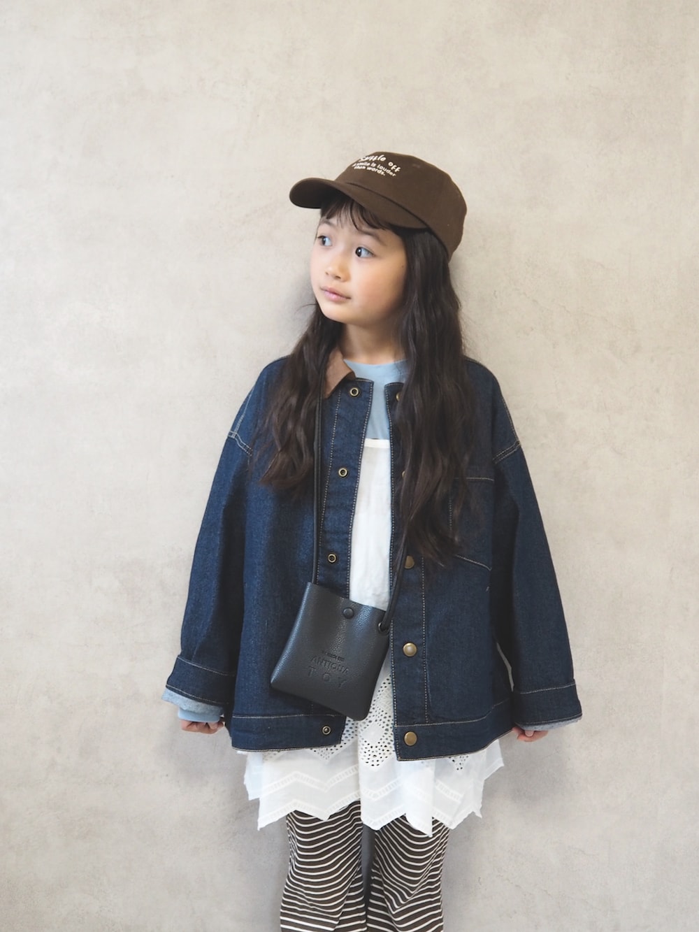 グレー系のTシャツ/カットソー、ブルー系のデニムジャケット、その他のその他パンツを着用したキッズの春コーディネートの4枚目の写真