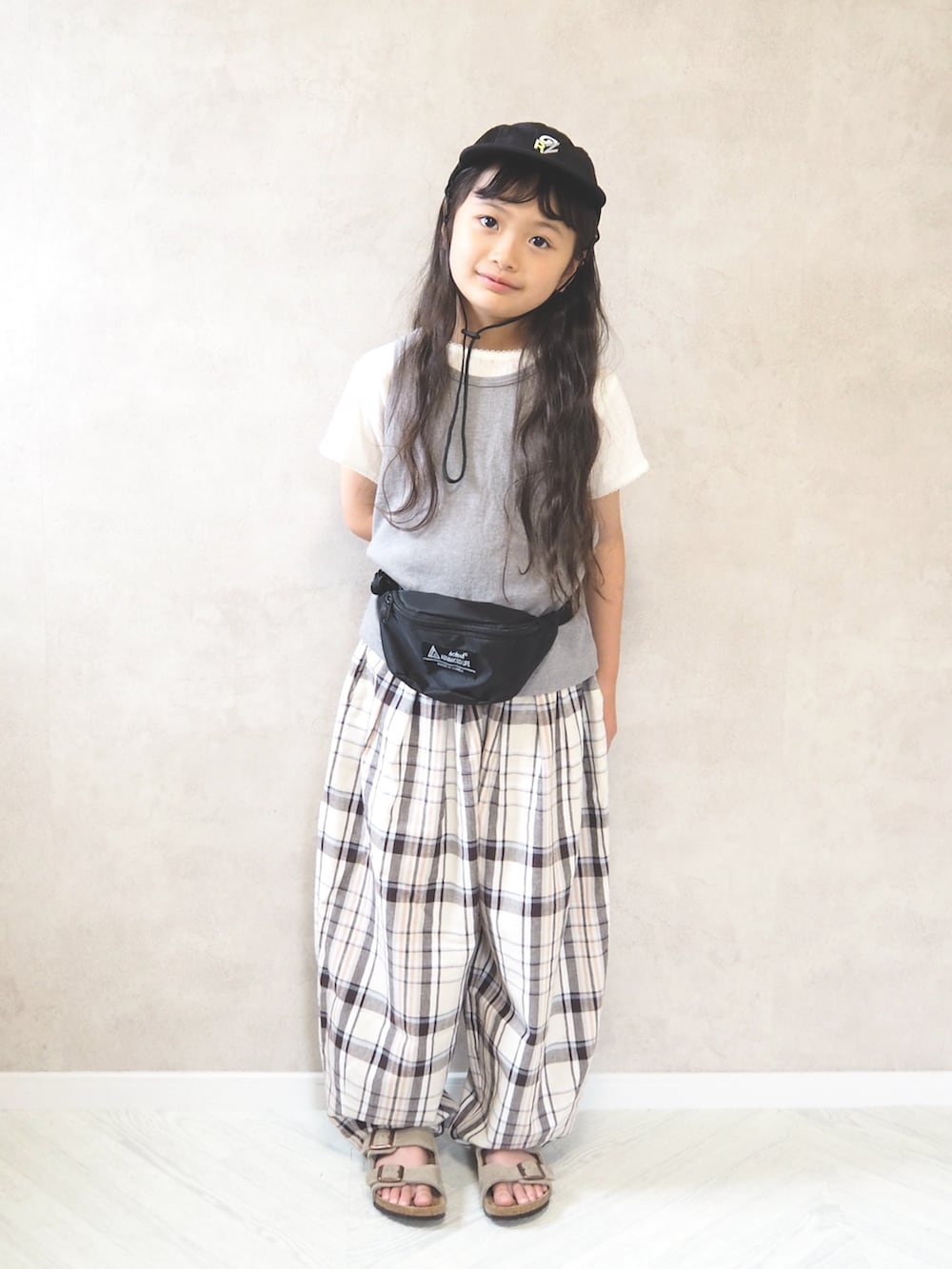 ホワイト系のTシャツ/カットソー、ベージュ系のその他パンツ、ベージュ系のサンダルを着用したキッズの夏コーディネートの3枚目の写真
