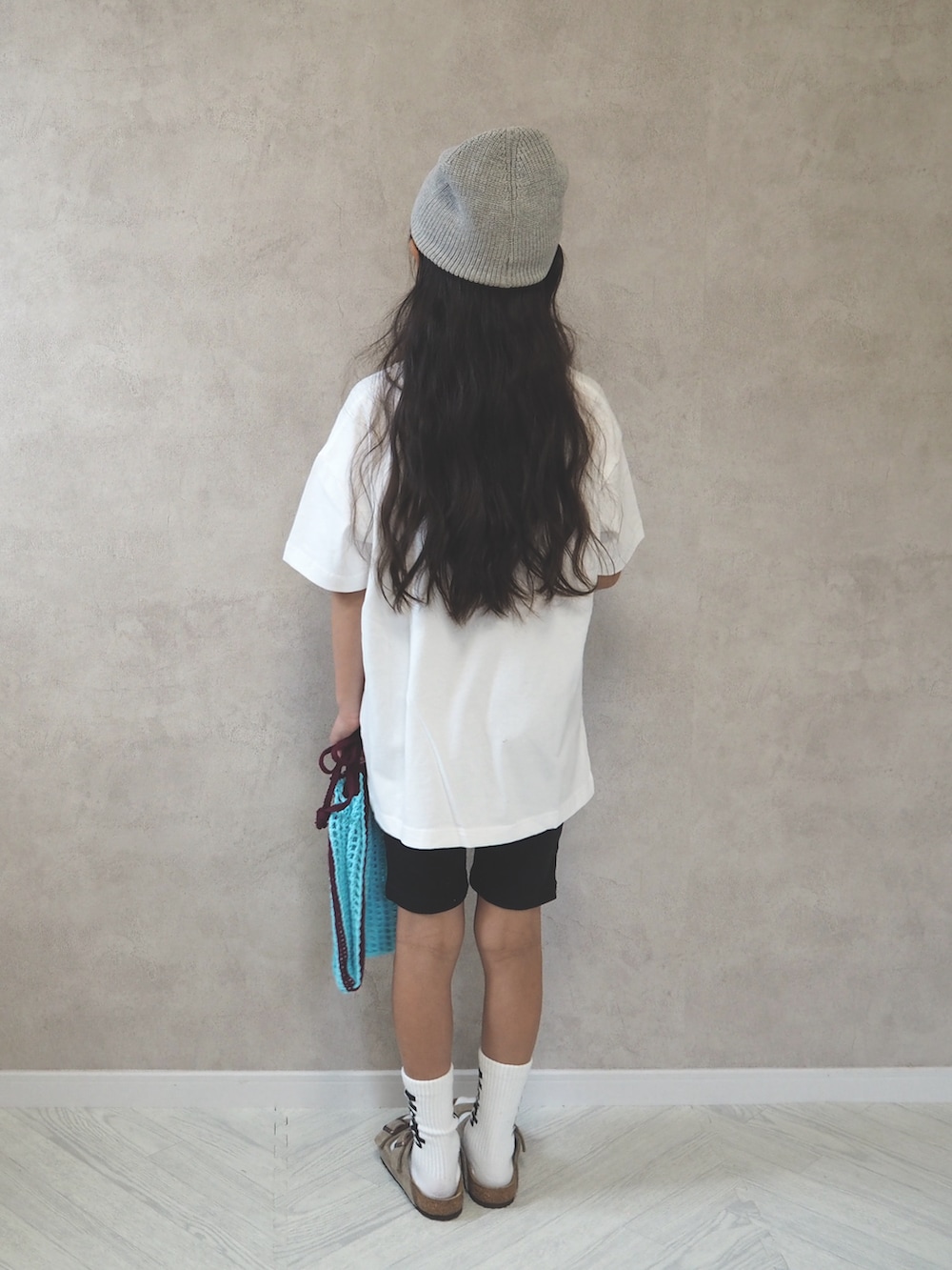 ホワイト系のTシャツ/カットソー、ブルー系のショルダーバッグ、ベージュ系のサンダルを着用したキッズの夏コーディネートの3枚目の写真
