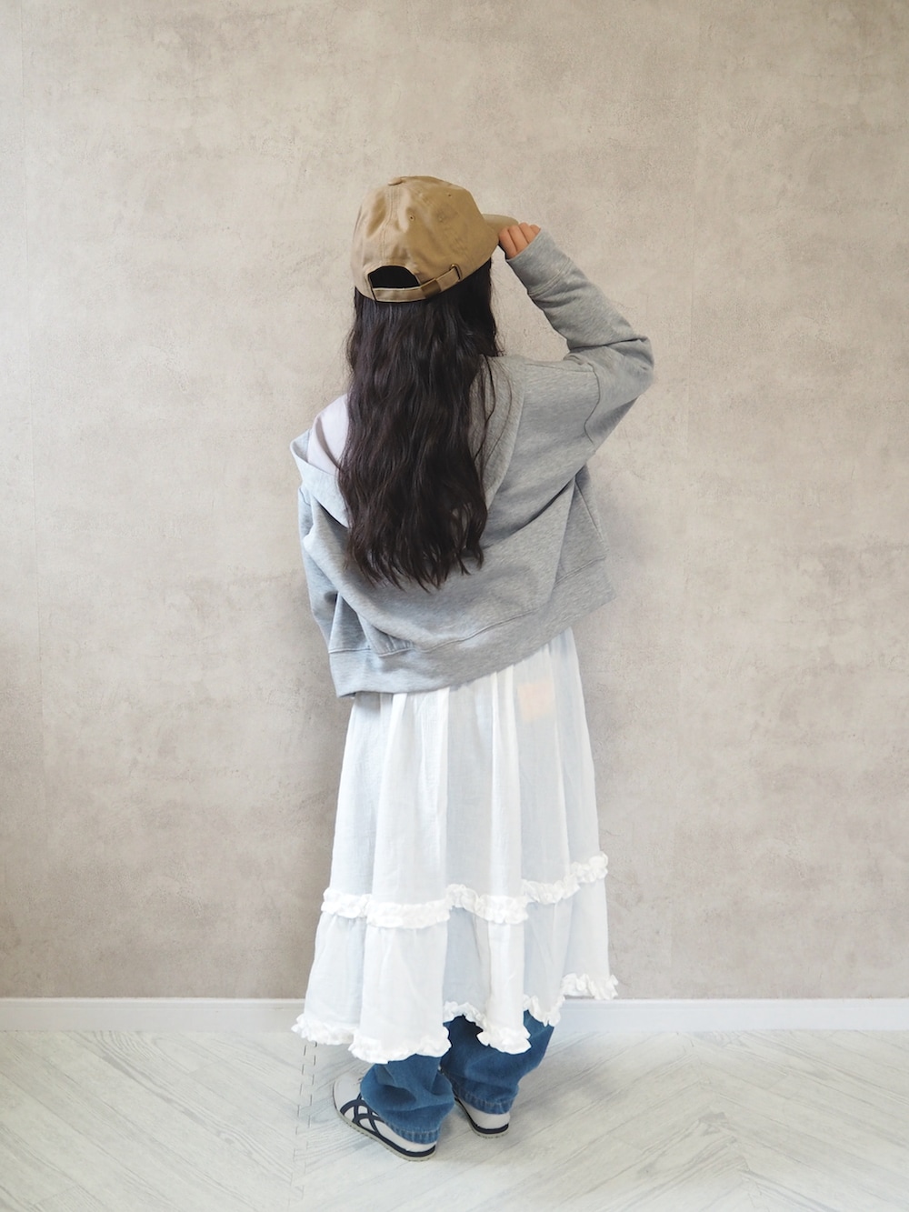 ブルー系のTシャツ/カットソー、ホワイト系のスカート、グレー系のパーカーを着用したキッズの春コーディネートの4枚目の写真