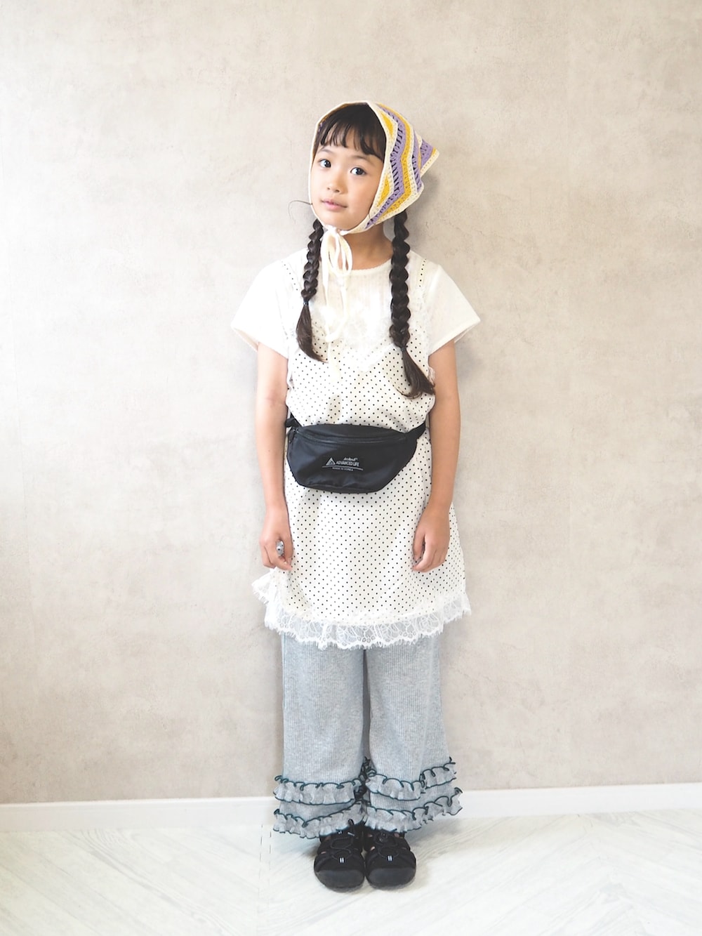 ホワイト系のTシャツ/カットソー、グレー系のスウェットパンツ、ホワイト系のチュニックを着用したキッズの夏コーディネートの2枚目の写真