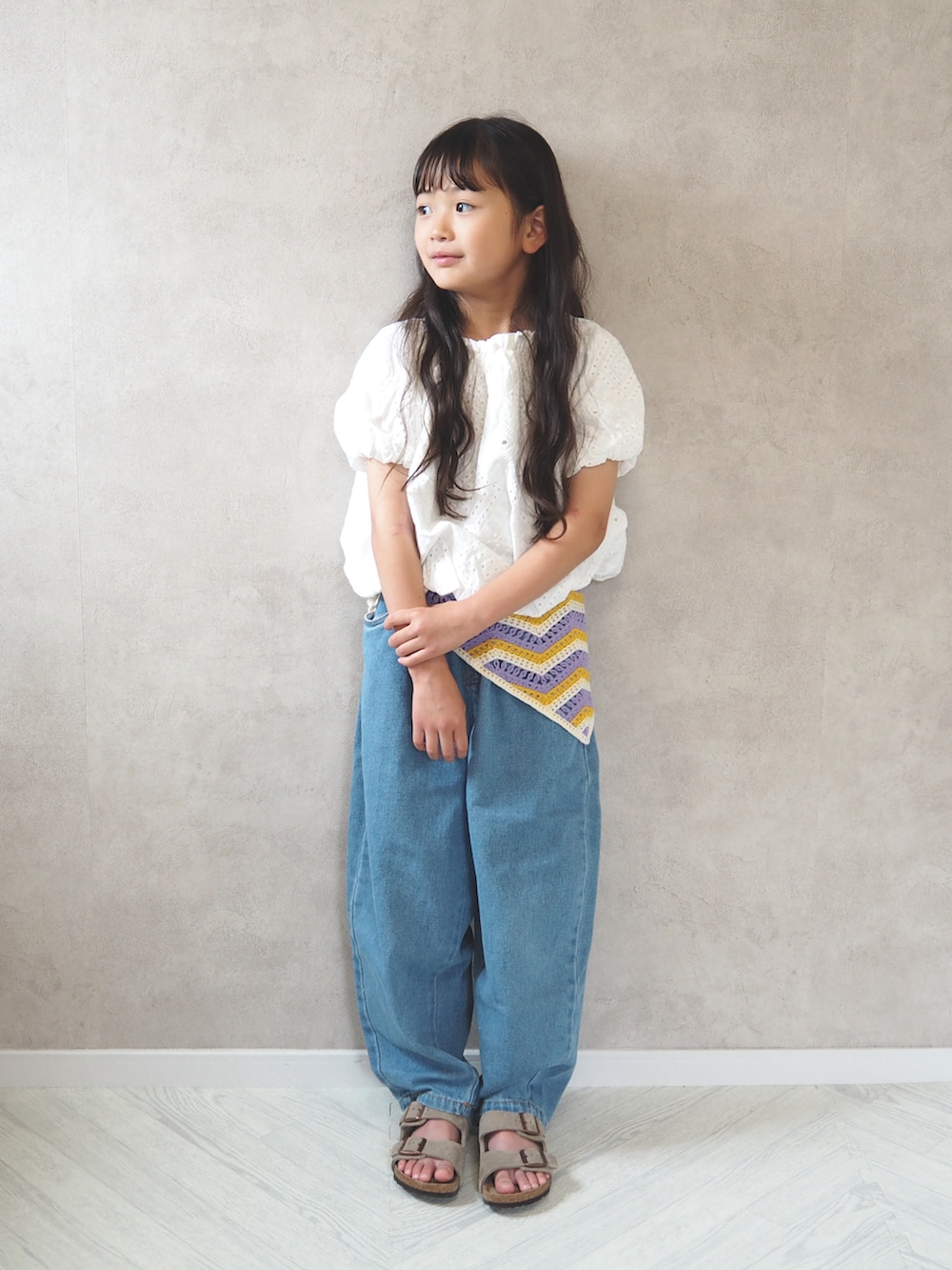 ホワイト系のシャツ/ブラウス、ブルー系のデニムパンツ、ベージュ系のサンダルを着用したキッズの夏コーディネートの3枚目の写真