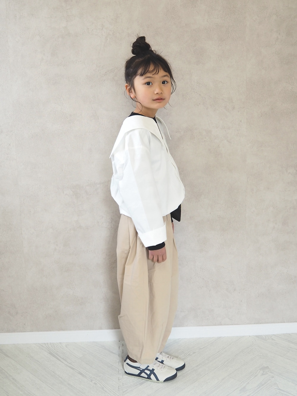 その他のTシャツ/カットソー、ホワイト系のシャツ/ブラウス、ベージュ系のその他パンツを着用したキッズの冬コーディネートの3枚目の写真