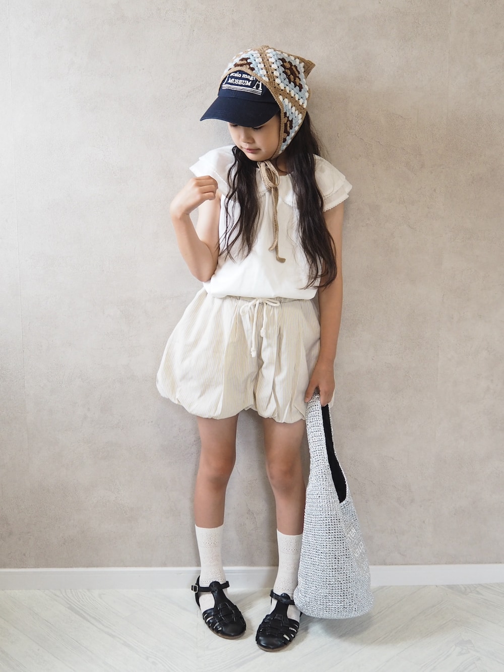 ホワイト系のTシャツ/カットソー、ベージュ系のその他パンツ、シルバー系のショルダーバッグを着用したキッズの夏コーディネートの3枚目の写真