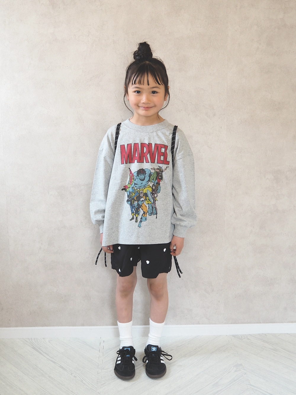 グレー系のTシャツ/カットソー、ブラック系のその他パンツ、ブラック系のスニーカーを着用したキッズの春コーディネートの2枚目の写真