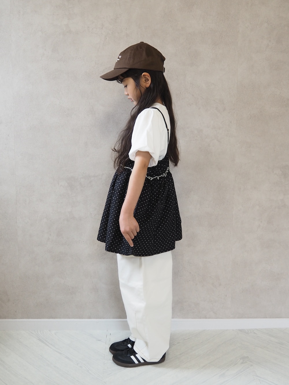 ブラック系のスニーカー、ブラック系のTシャツ/カットソー、ホワイト系のその他パンツを着用したキッズの夏コーディネートの3枚目の写真