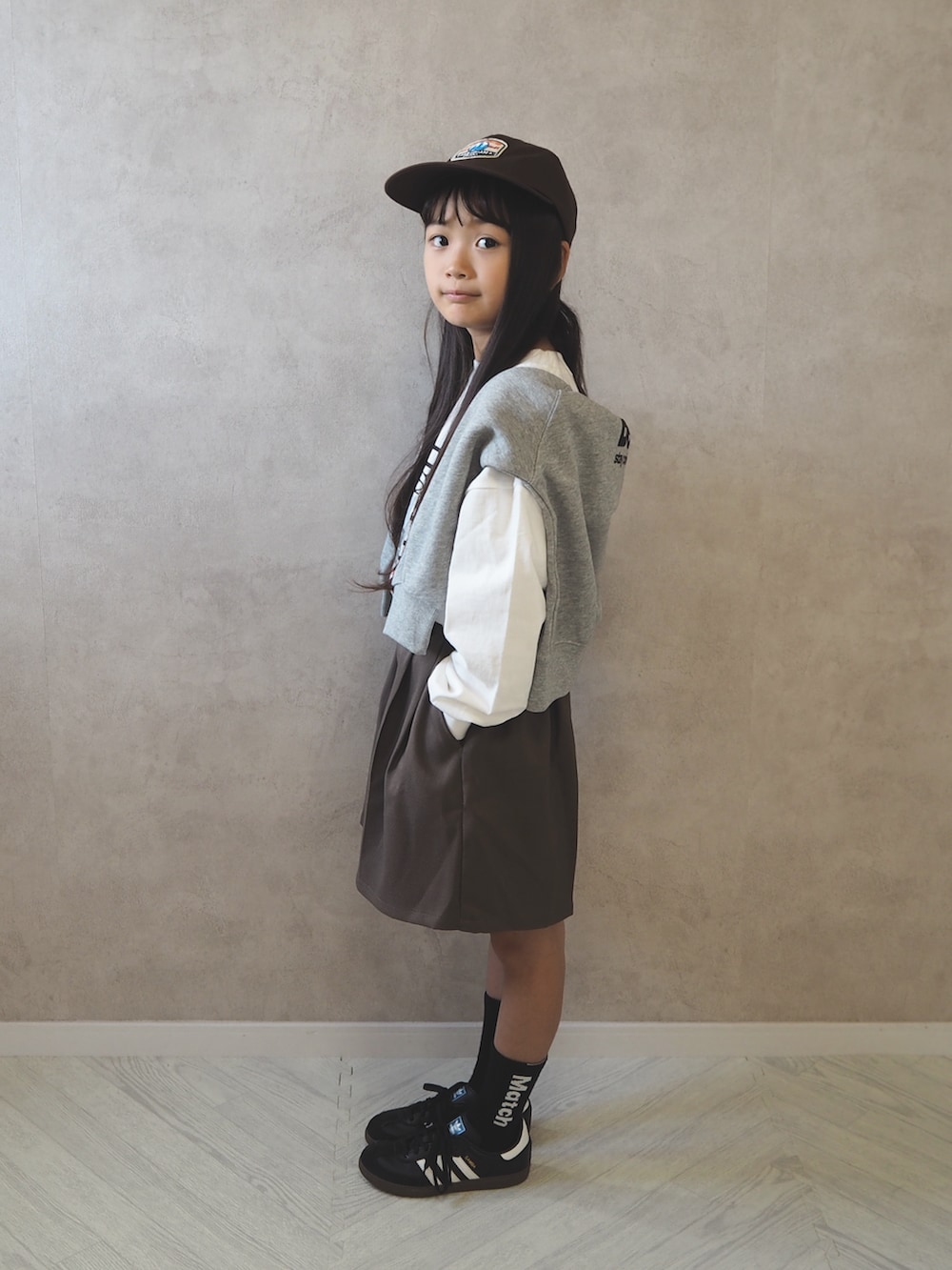 ホワイト系のTシャツ/カットソー、グレー系のスウェット、ブラウン系のその他パンツを着用したキッズの秋コーディネートの3枚目の写真