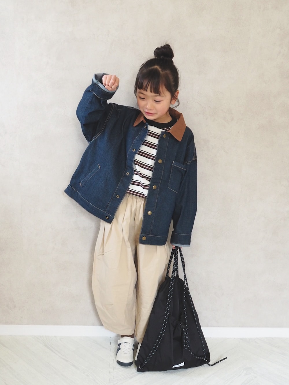 その他のTシャツ/カットソー、ブルー系のデニムジャケット、ベージュ系のその他パンツを着用したキッズの春コーディネートの3枚目の写真