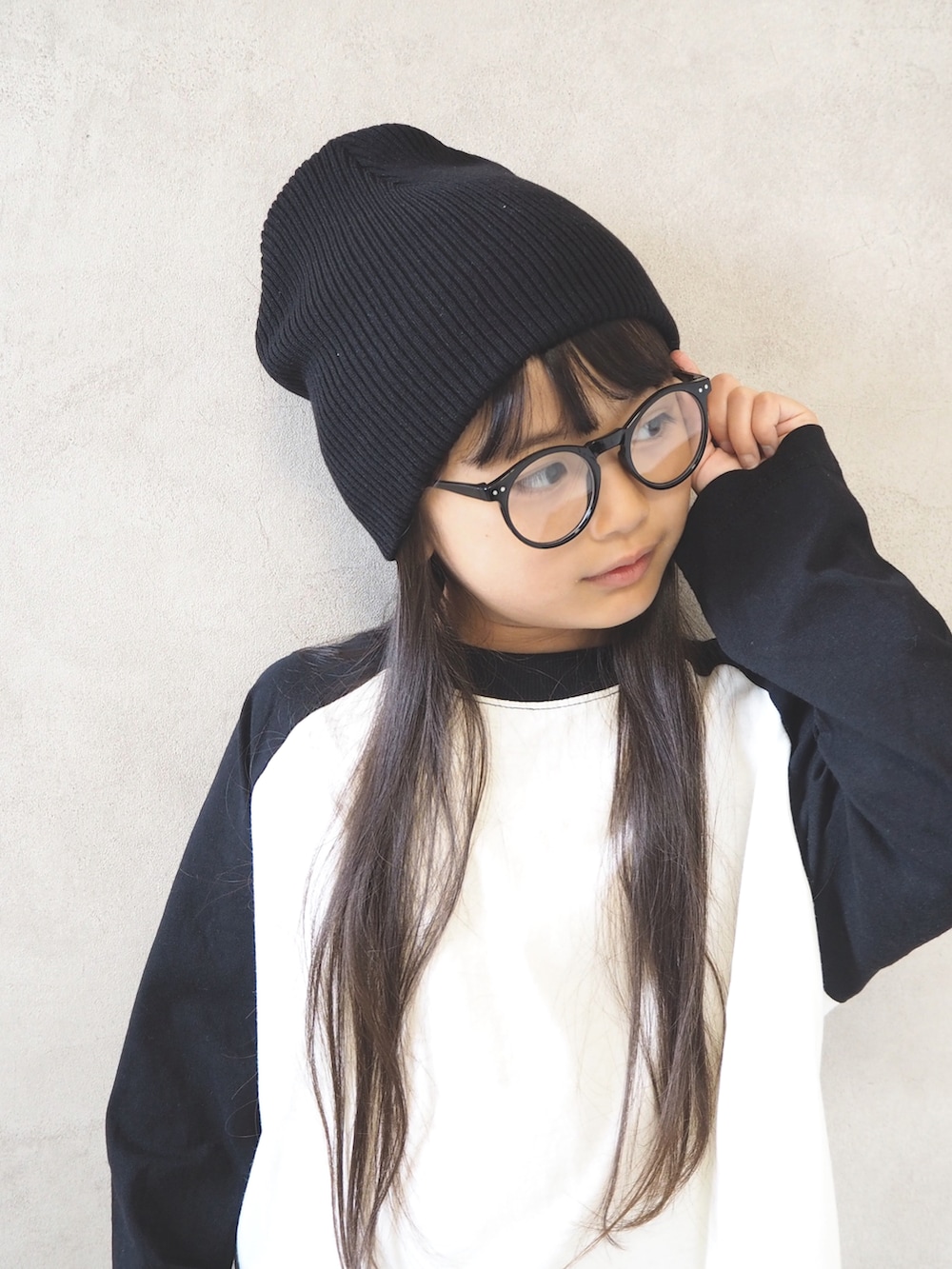 ブラック系のその他パンツ、ホワイト系のTシャツ/カットソー、ブラウン系のスニーカーを着用したキッズの秋コーディネートの5枚目の写真
