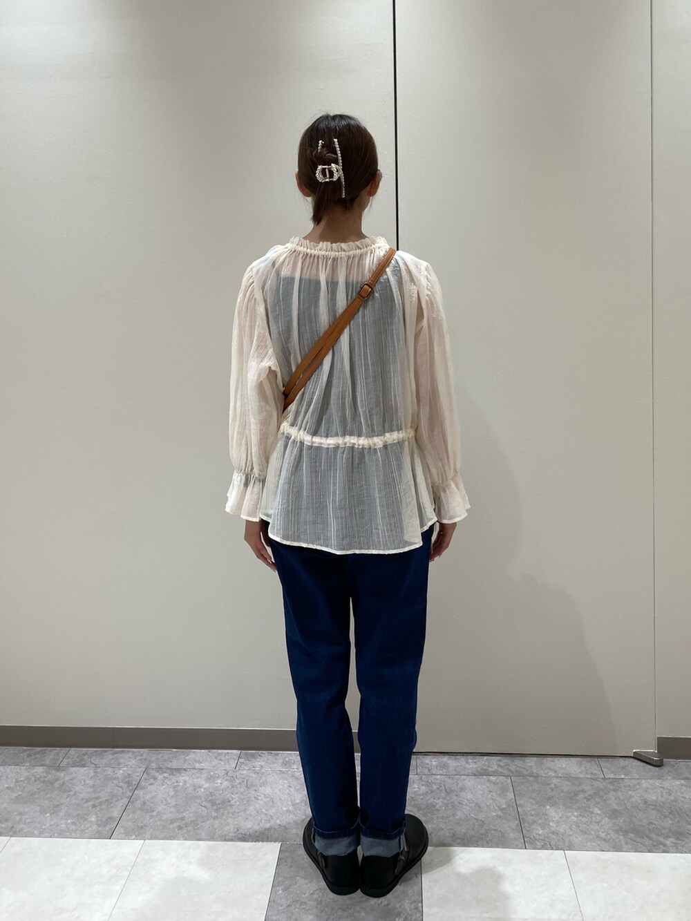 ホワイト系のシャツ/ブラウス、ブルー系のデニムパンツ、イエロー系のハンドバッグを着用したレディースの夏コーディネートの3枚目の写真