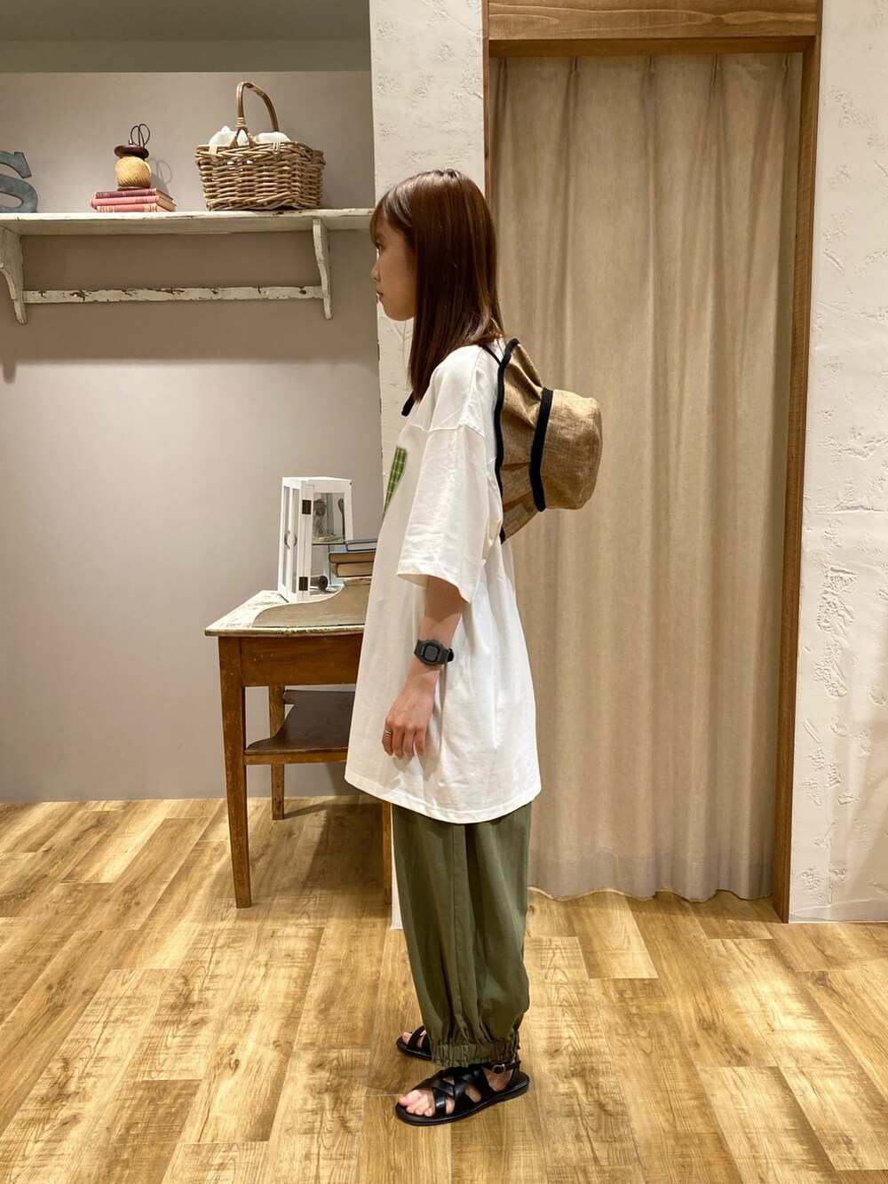 ホワイト系のTシャツ/カットソー、グリーン系のその他パンツ、ブラック系のサンダルを着用したレディースの夏コーディネートの2枚目の写真