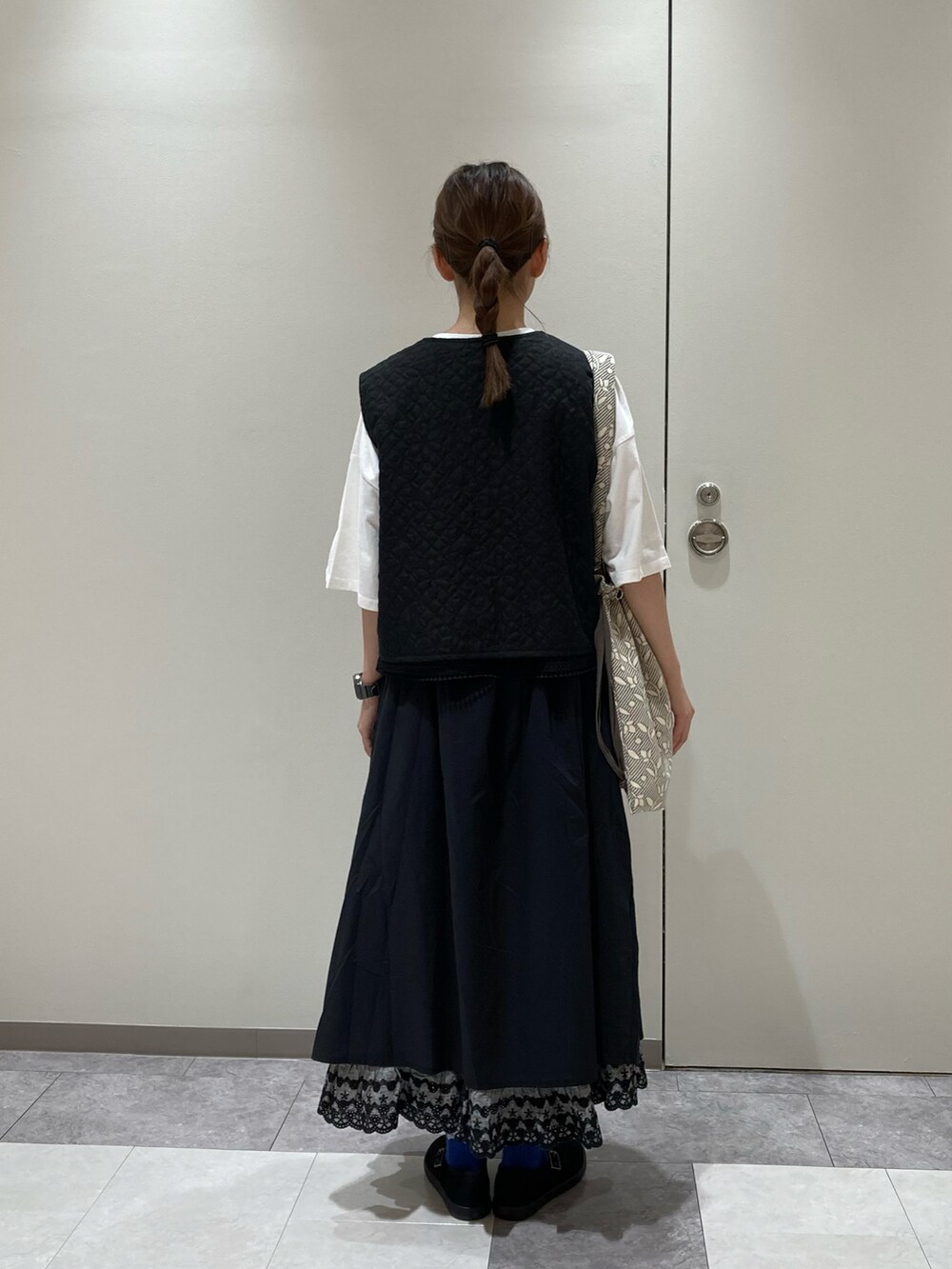 ホワイト系のTシャツ/カットソー、ブラック系のジャケット/アウター、ブラック系のスカートを着用したレディースの夏コーディネートの3枚目の写真