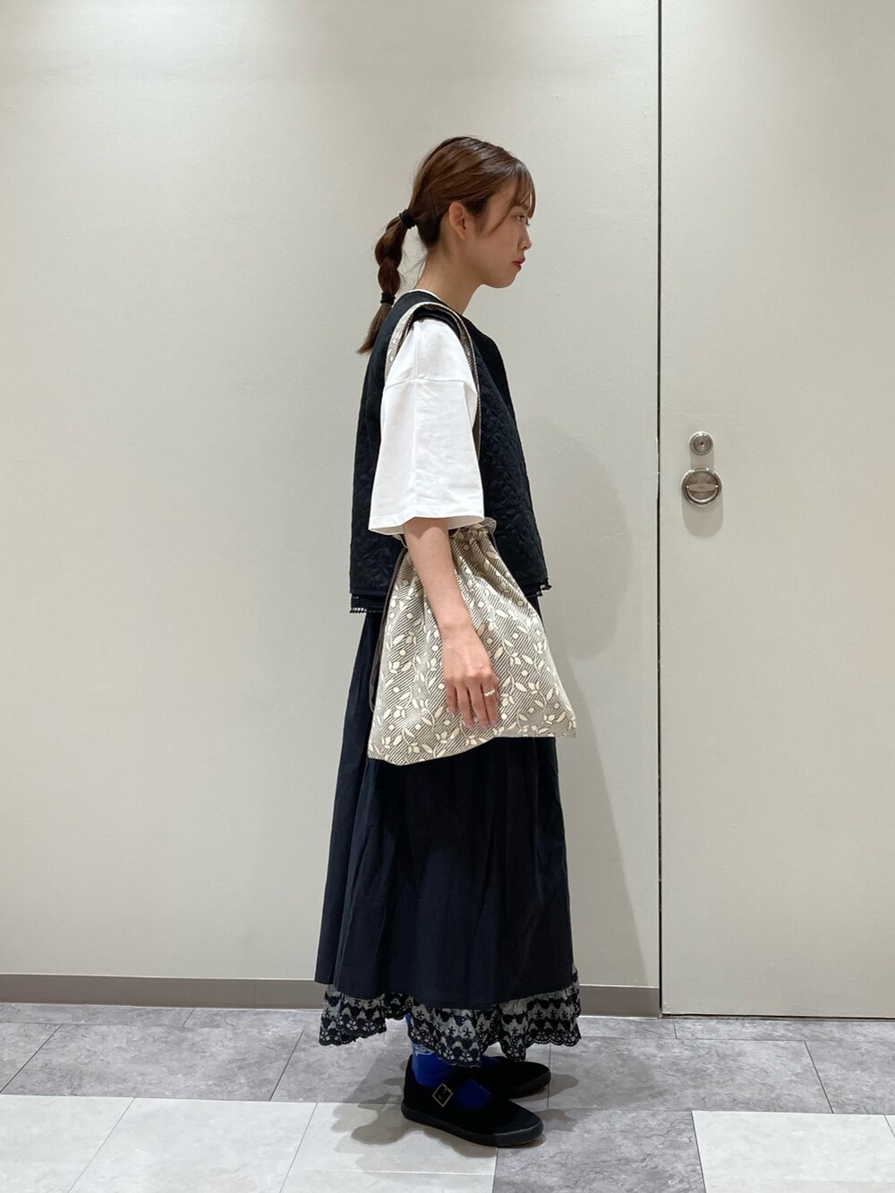 ホワイト系のTシャツ/カットソー、ブラック系のジャケット/アウター、ブラック系のスカートを着用したレディースの夏コーディネートの4枚目の写真