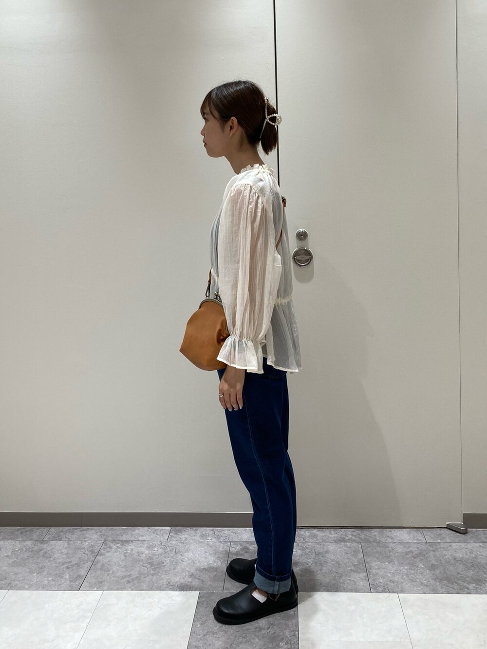 ホワイト系のシャツ/ブラウス、ブルー系のデニムパンツ、イエロー系のハンドバッグを着用したレディースの夏コーディネートの2枚目の写真