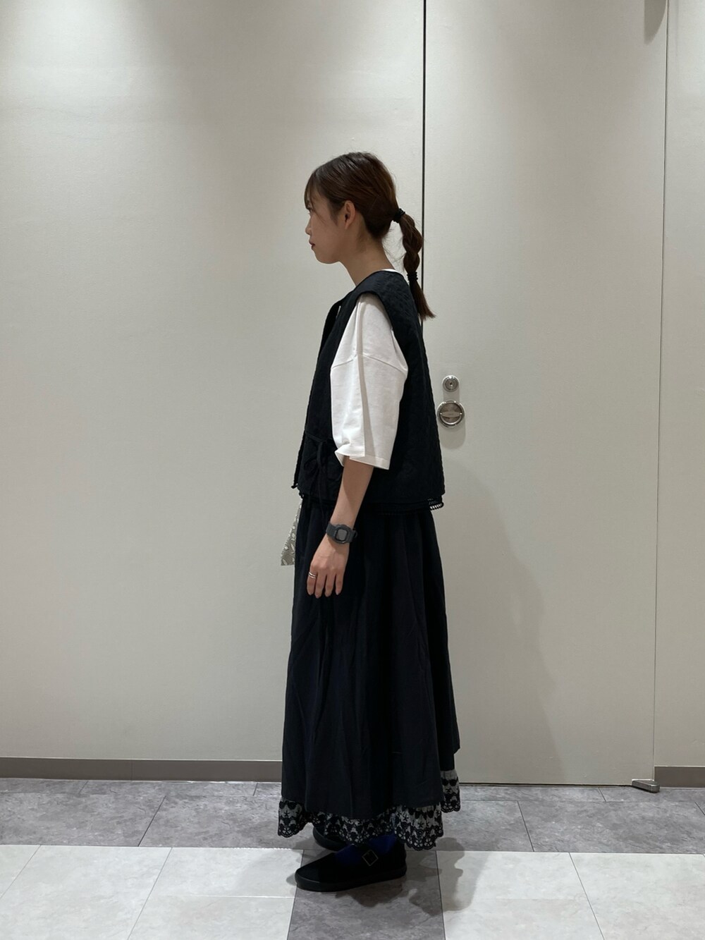 ホワイト系のTシャツ/カットソー、ブラック系のジャケット/アウター、ブラック系のスカートを着用したレディースの夏コーディネートの2枚目の写真