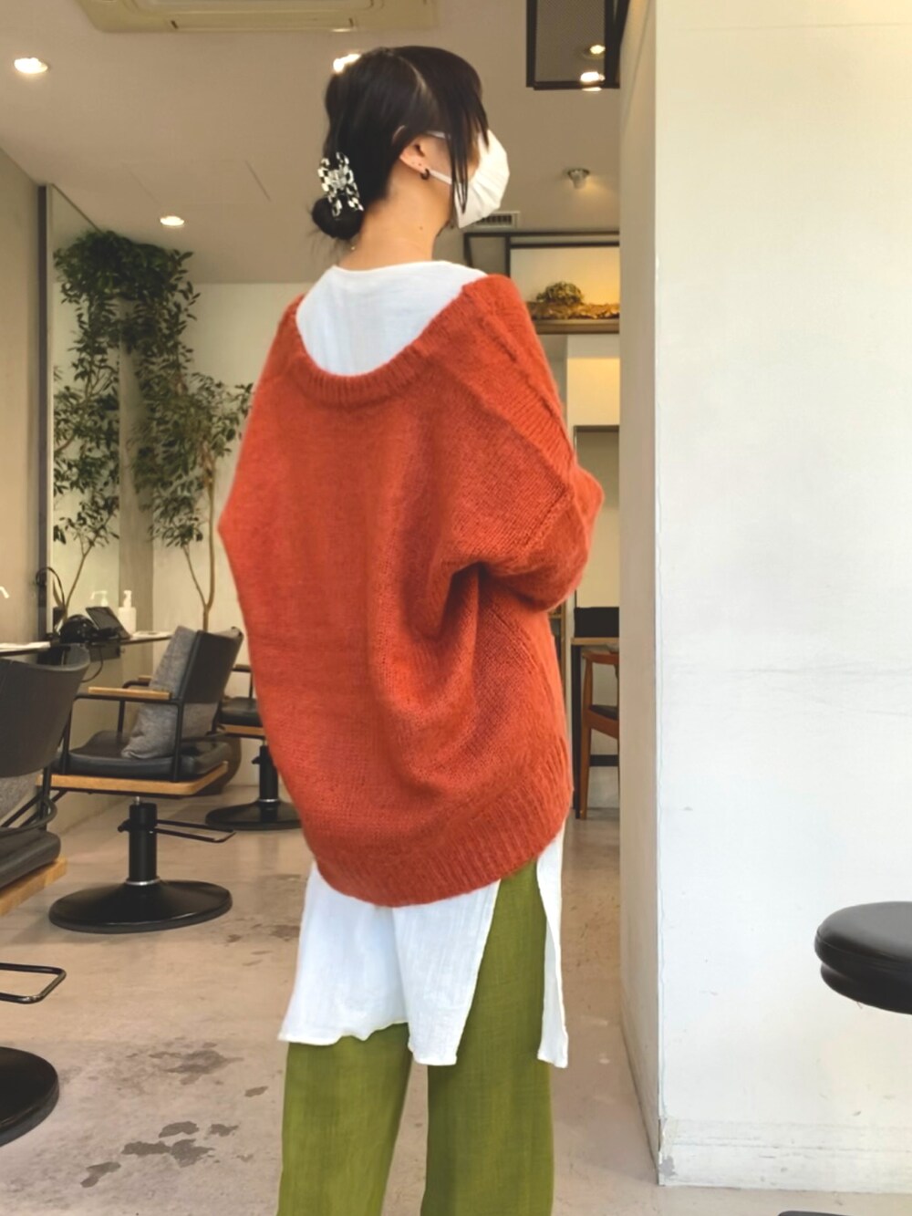 レッド系のカーディガン/ボレロを着用したレディースの冬コーディネートの2枚目の写真