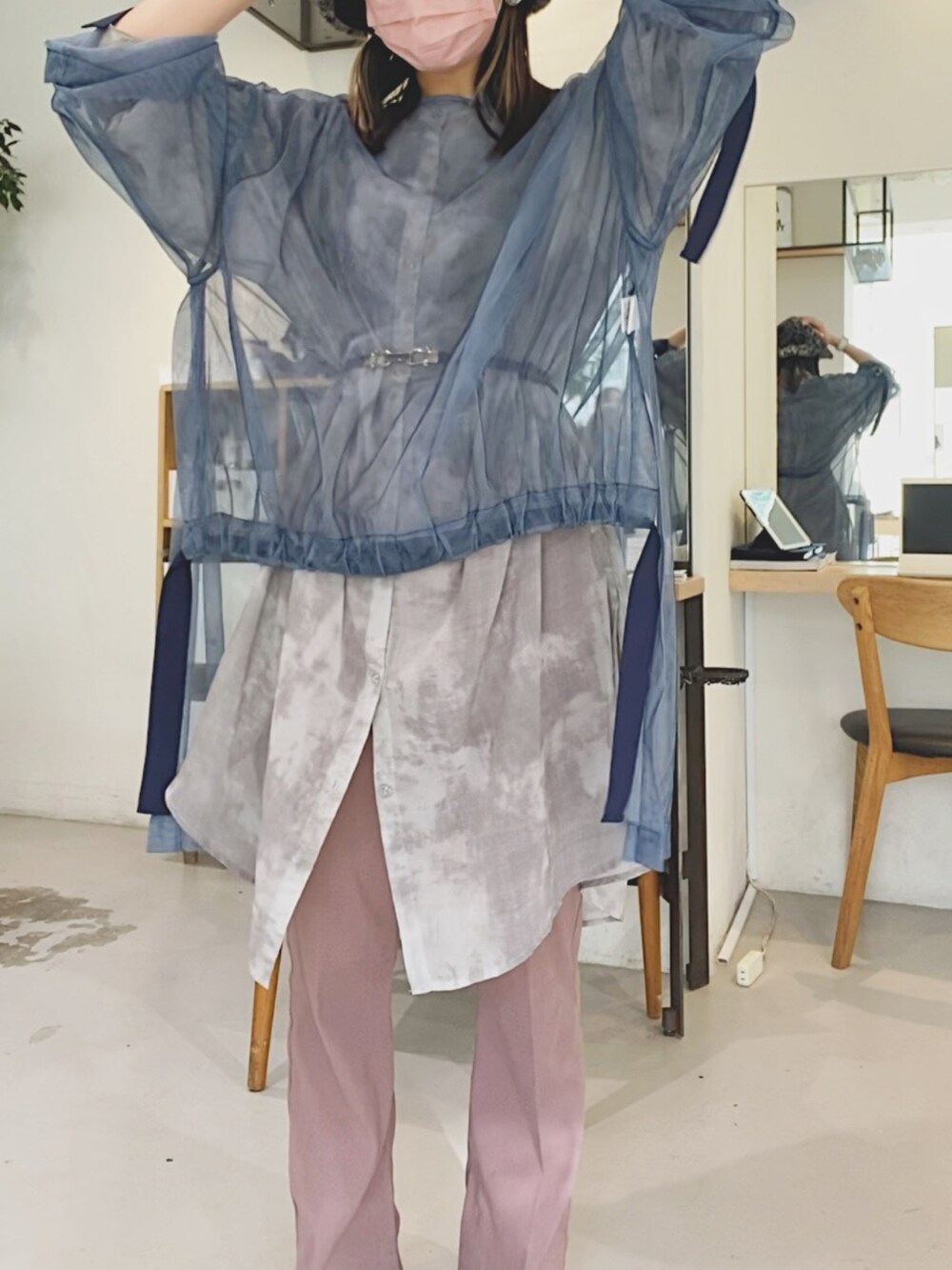 ブルー系のTシャツ/カットソー、グレー系のシャツ/ブラウス、グレー系のハットを着用したレディースの冬コーディネートの3枚目の写真