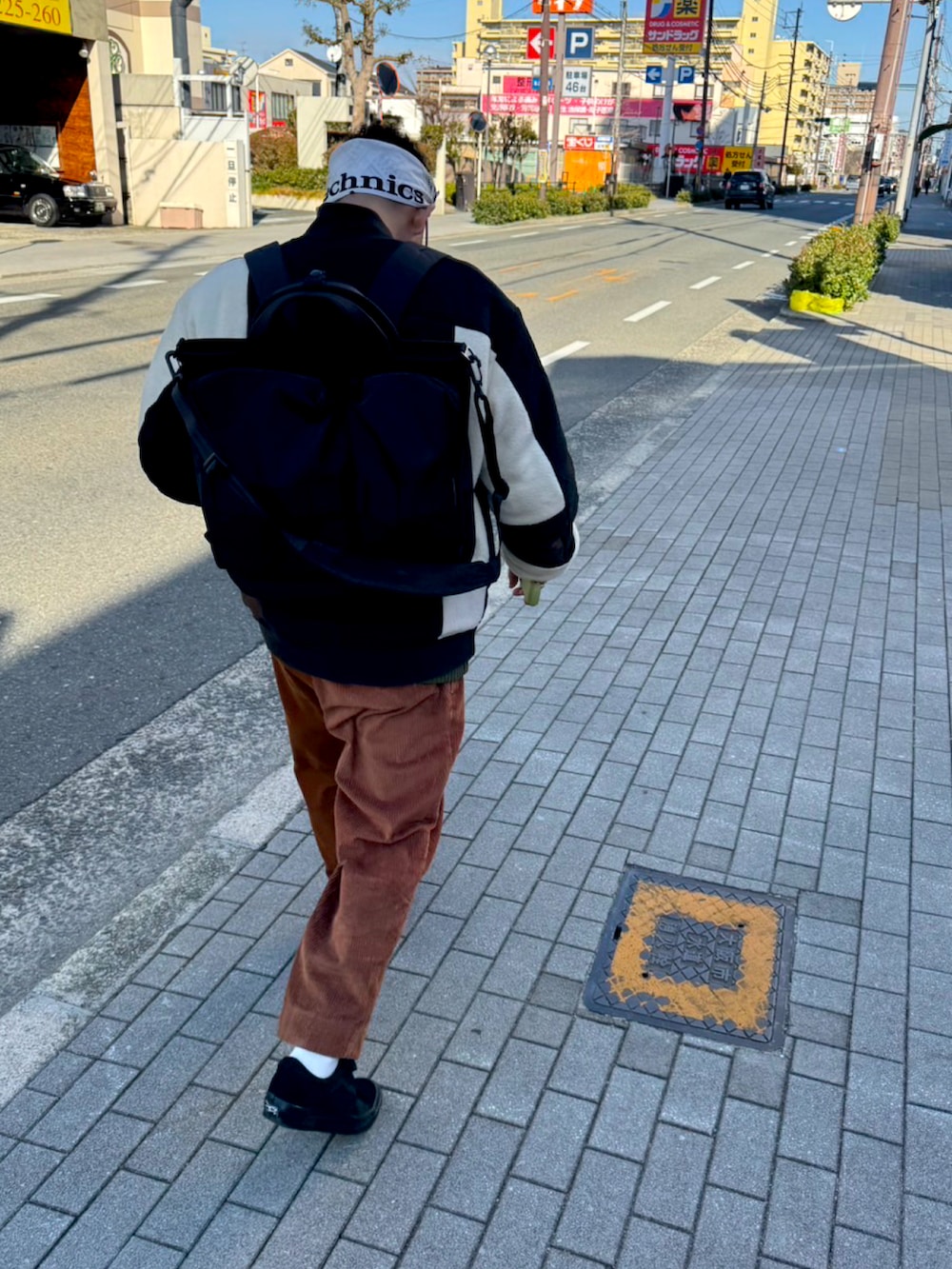 その他のMA-1、ブラック系のショルダーバッグ、ブラック系のスニーカーを着用したメンズの冬コーディネートの3枚目の写真