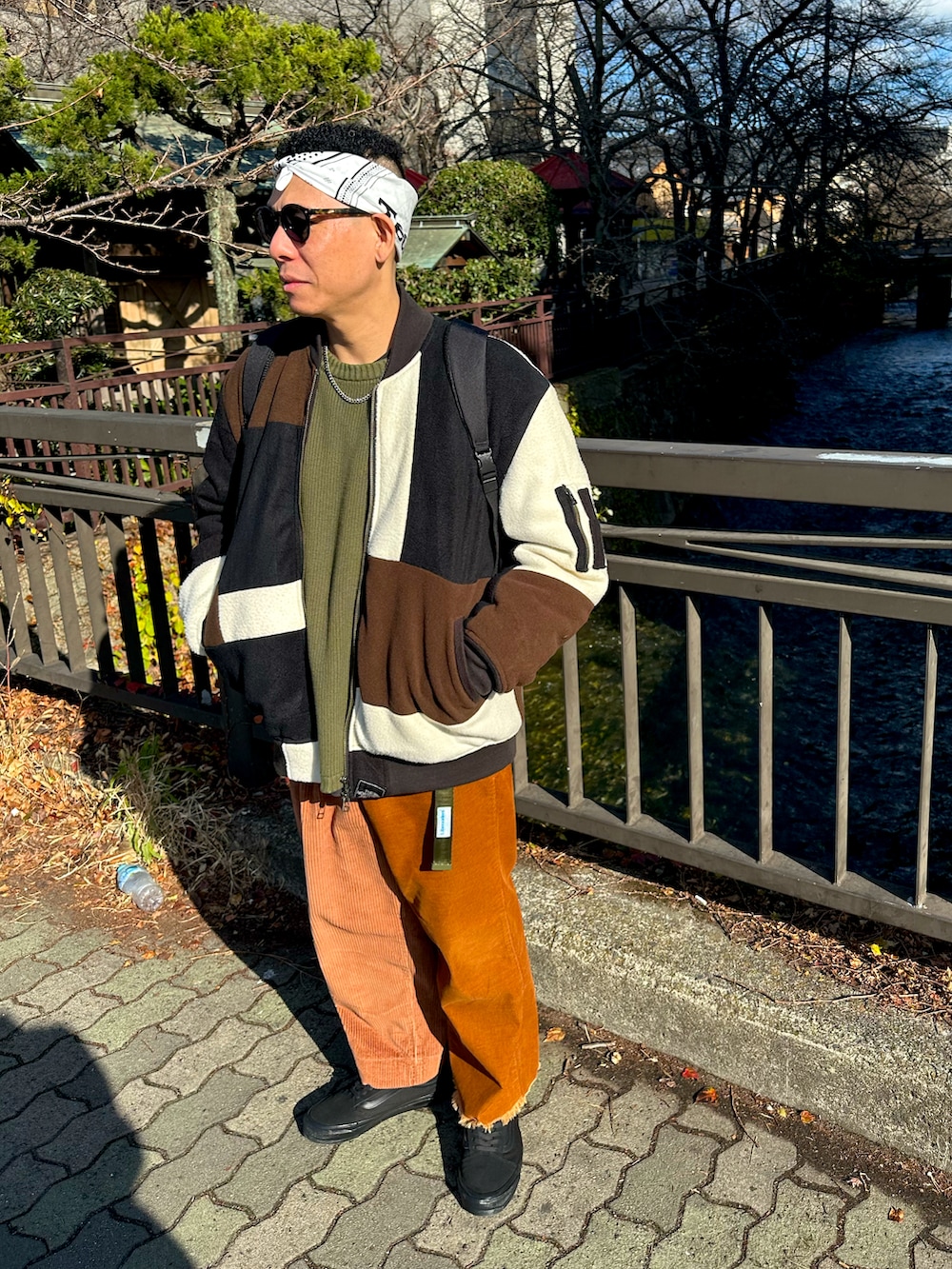 その他のMA-1、ブラック系のショルダーバッグ、ブラック系のスニーカーを着用したメンズの冬コーディネートの2枚目の写真