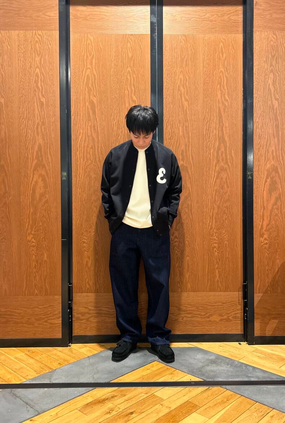 ブラック系のブーツ、ブルー系のデニムパンツ、ブラック系のカーディガン/ボレロを着用したメンズの冬コーディネートの2枚目の写真