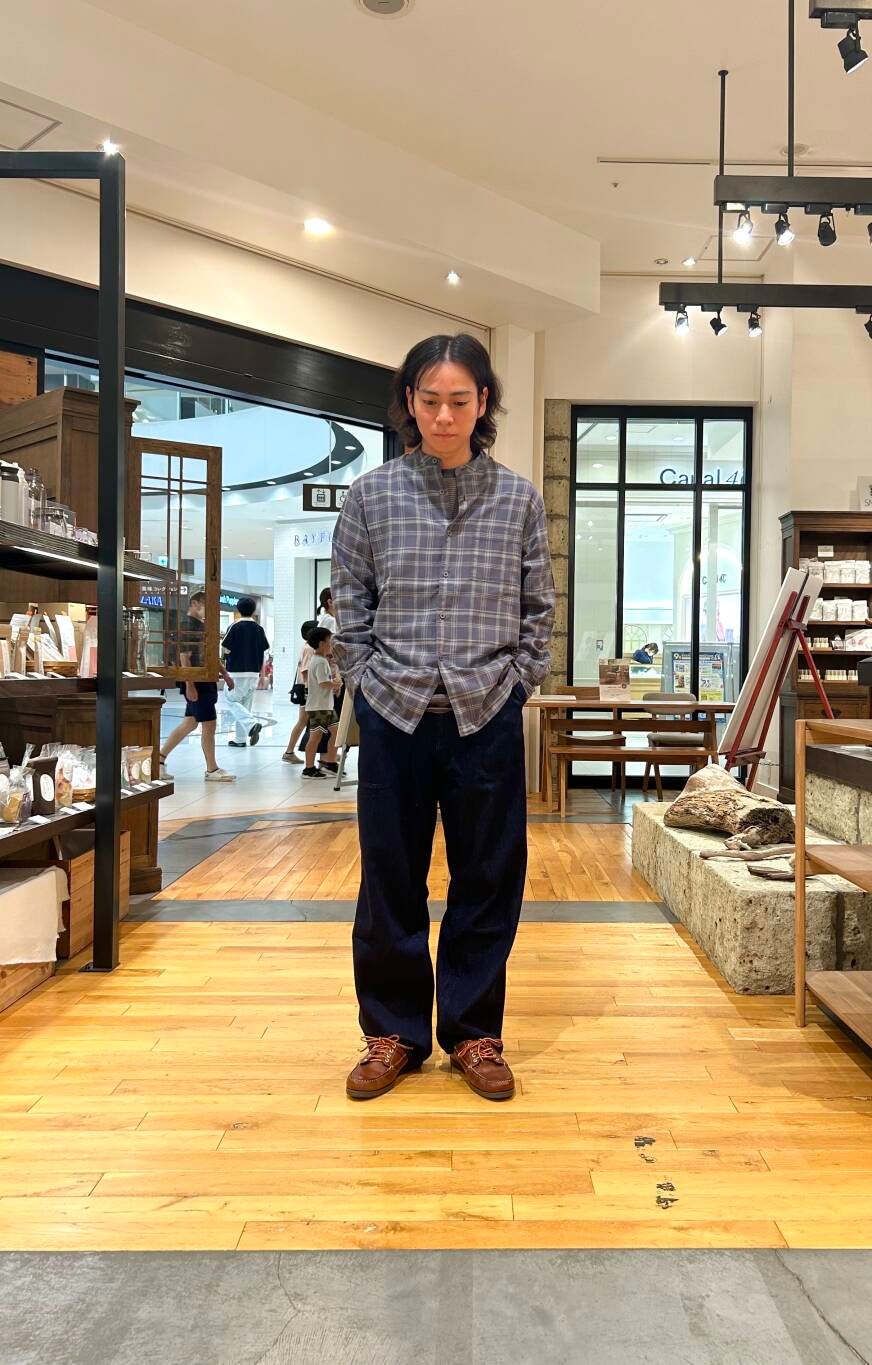 ブルー系のデニムパンツ、グレー系のシャツ/ブラウス、ブラウン系のその他シューズを着用したメンズの秋コーディネートの4枚目の写真