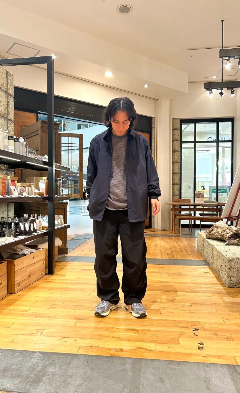 ブラック系のシャツ/ブラウス、グレー系のTシャツ/カットソー、グレー系のスニーカーを着用したメンズの秋コーディネートの4枚目の写真