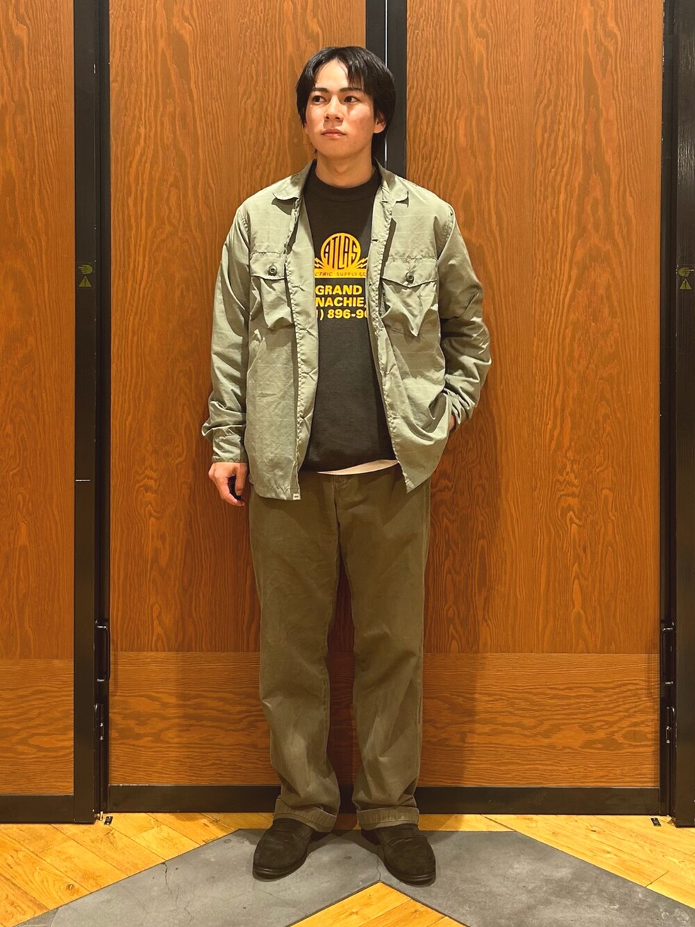 ブラック系のドレスシューズを着用したメンズの秋コーディネートの3枚目の写真