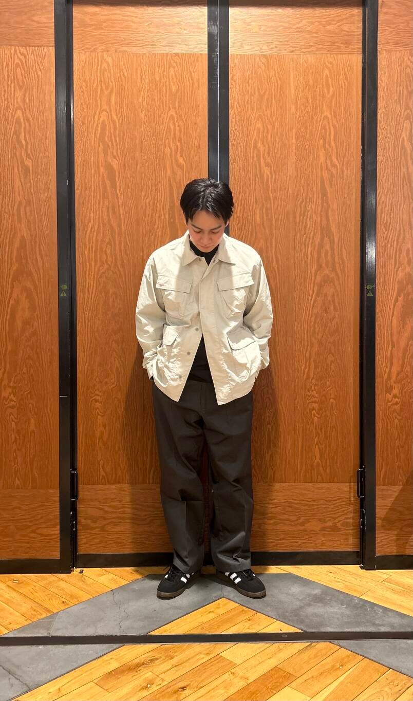 ブラック系のスニーカー、グレー系のその他パンツ、ブラック系のTシャツ/カットソーを着用したメンズの冬コーディネートの2枚目の写真